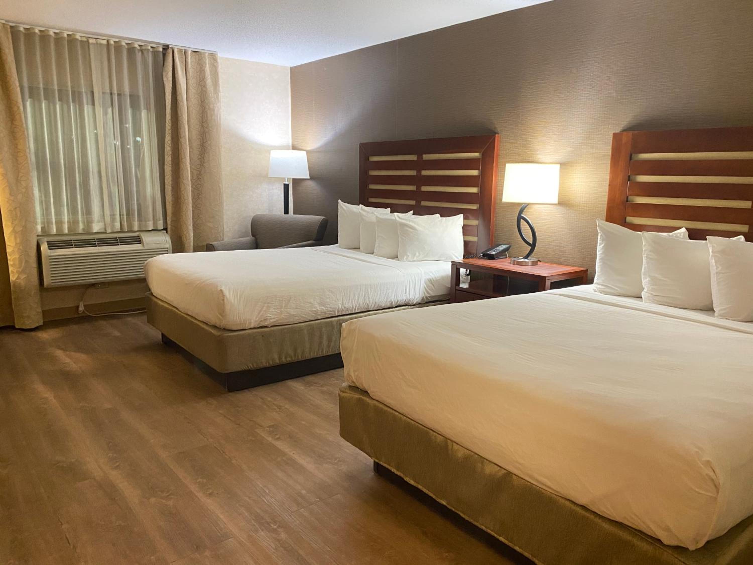 Queen Room with Two Queen Beds - Mobility Access/Non-Smoking photo 1