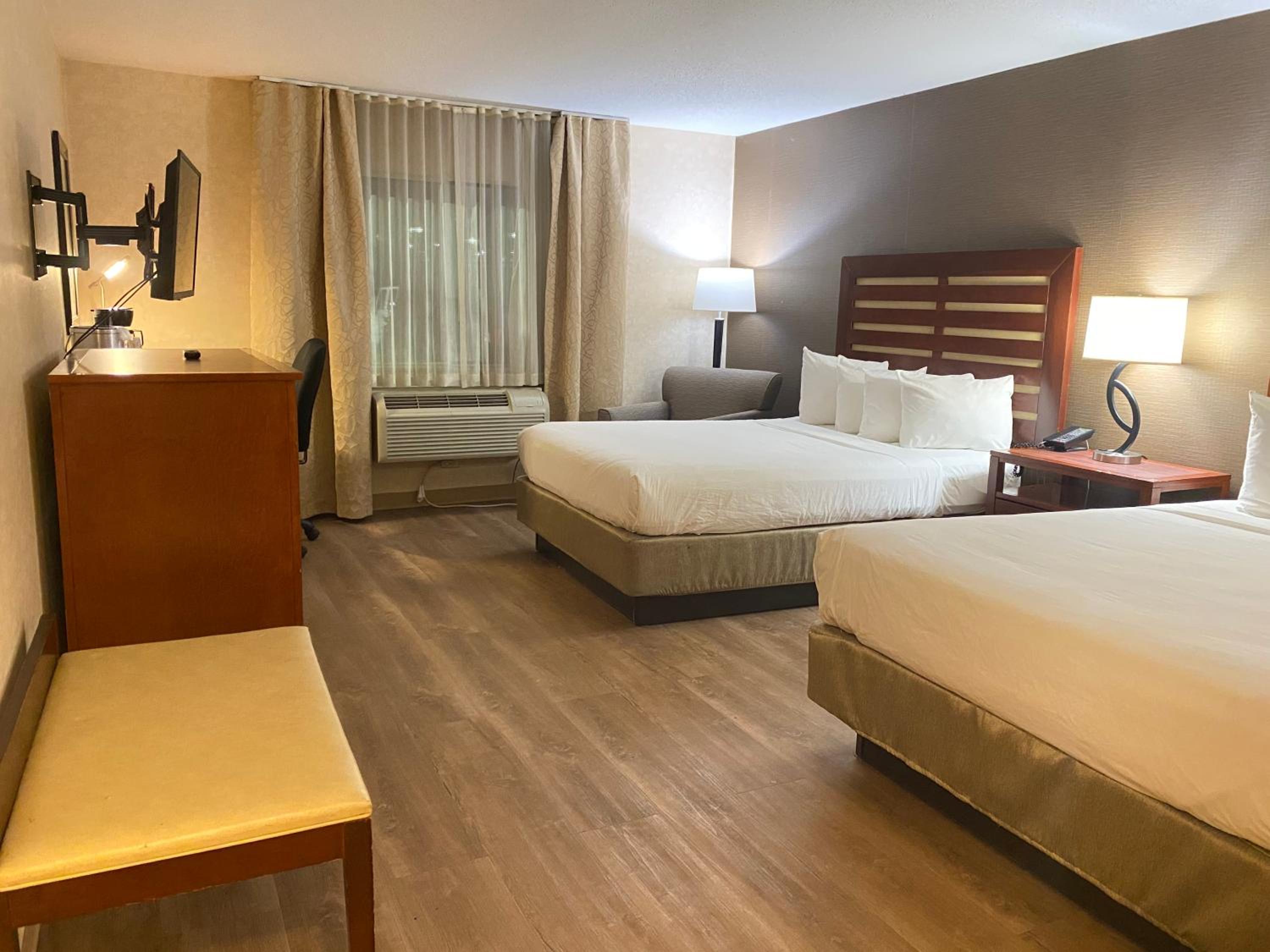 Queen Room with Two Queen Beds - Mobility Access/Non-Smoking photo 3