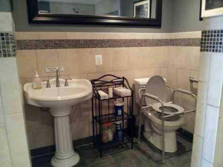Deluxe Queen Room with Two Queen Beds - Photo 4