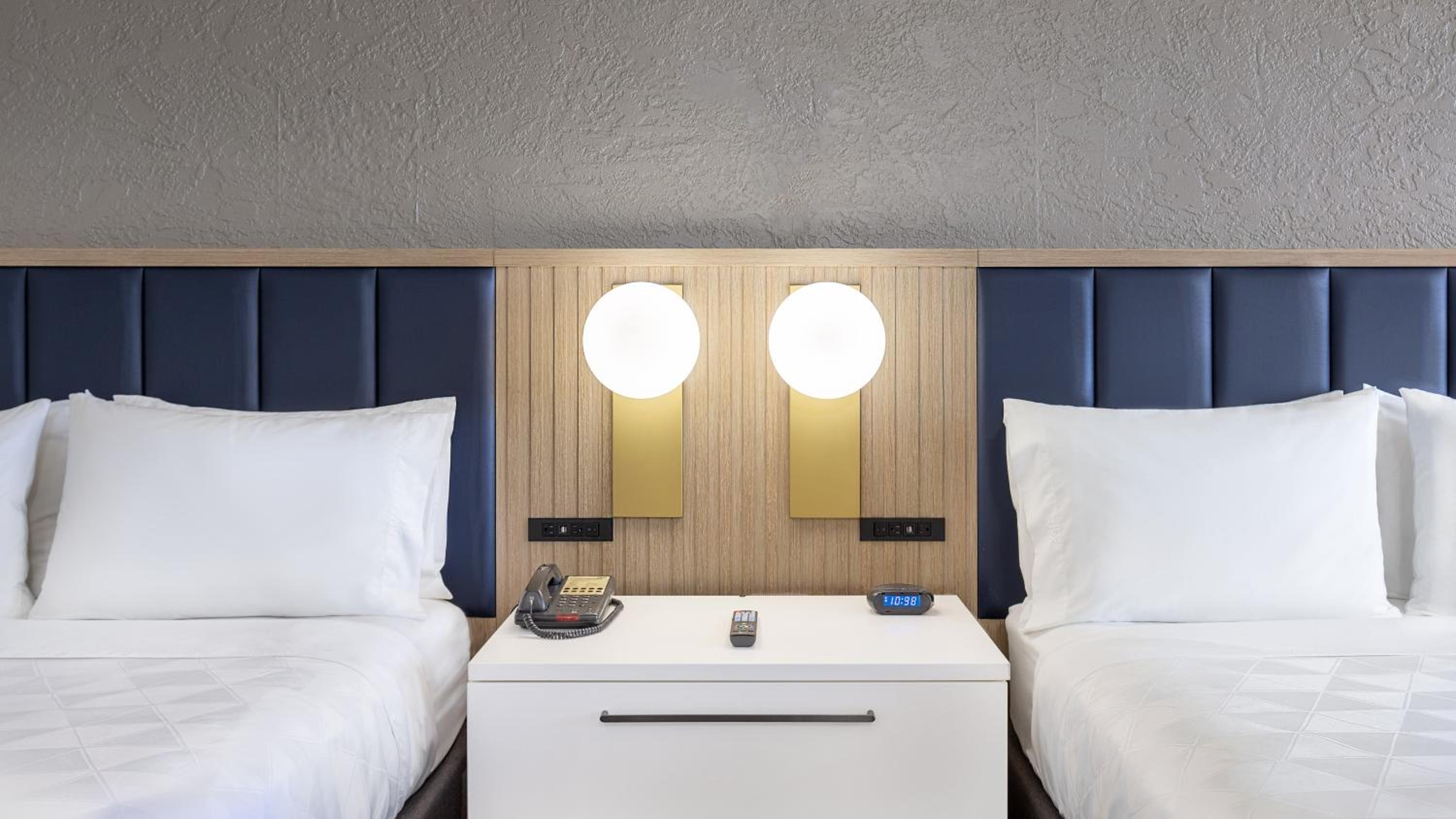 Standard Queen Room with Two Queen Beds and Ocean View - Photo 1