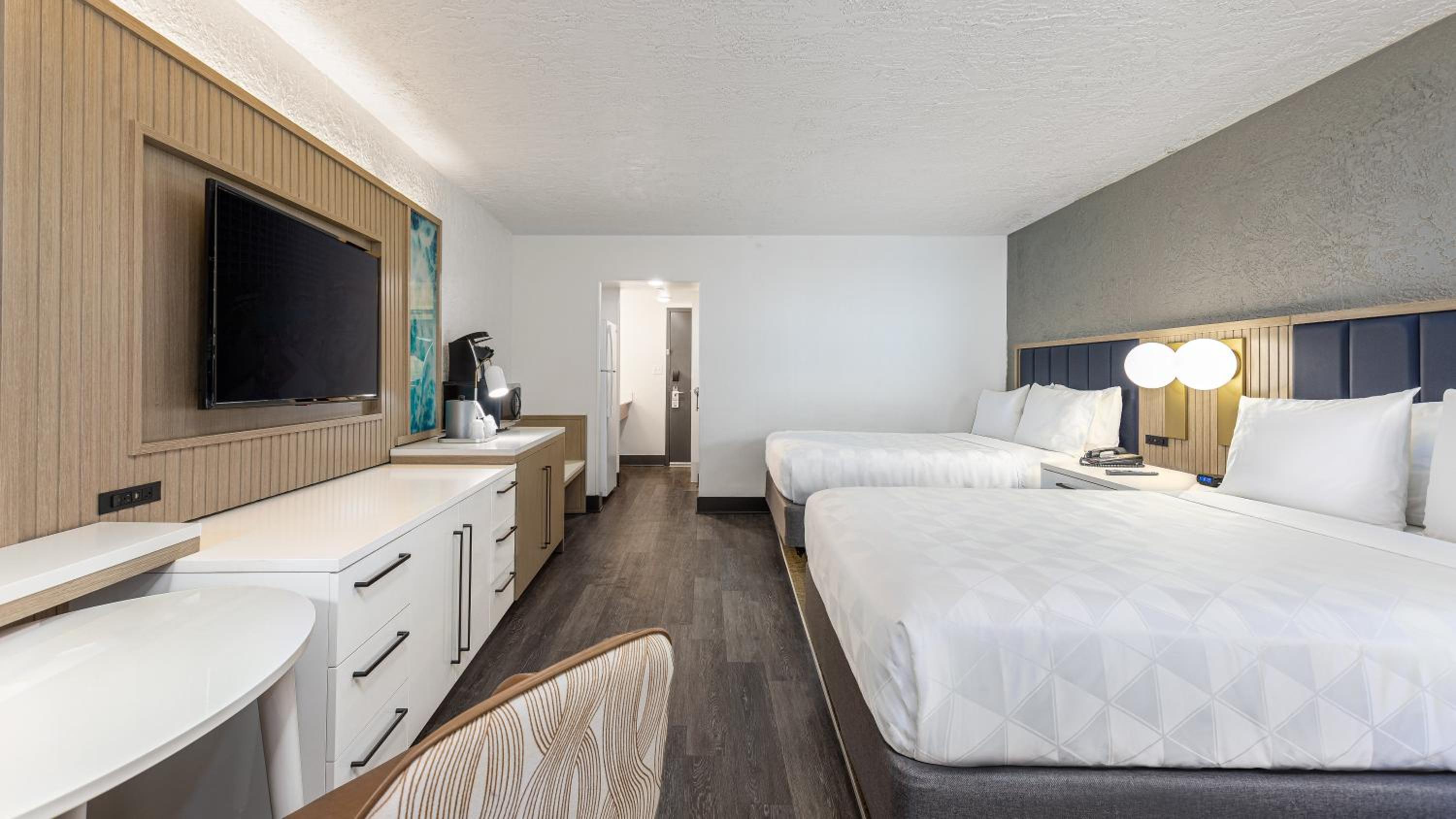Standard Queen Room with Two Queen Beds and Ocean View - Photo 5