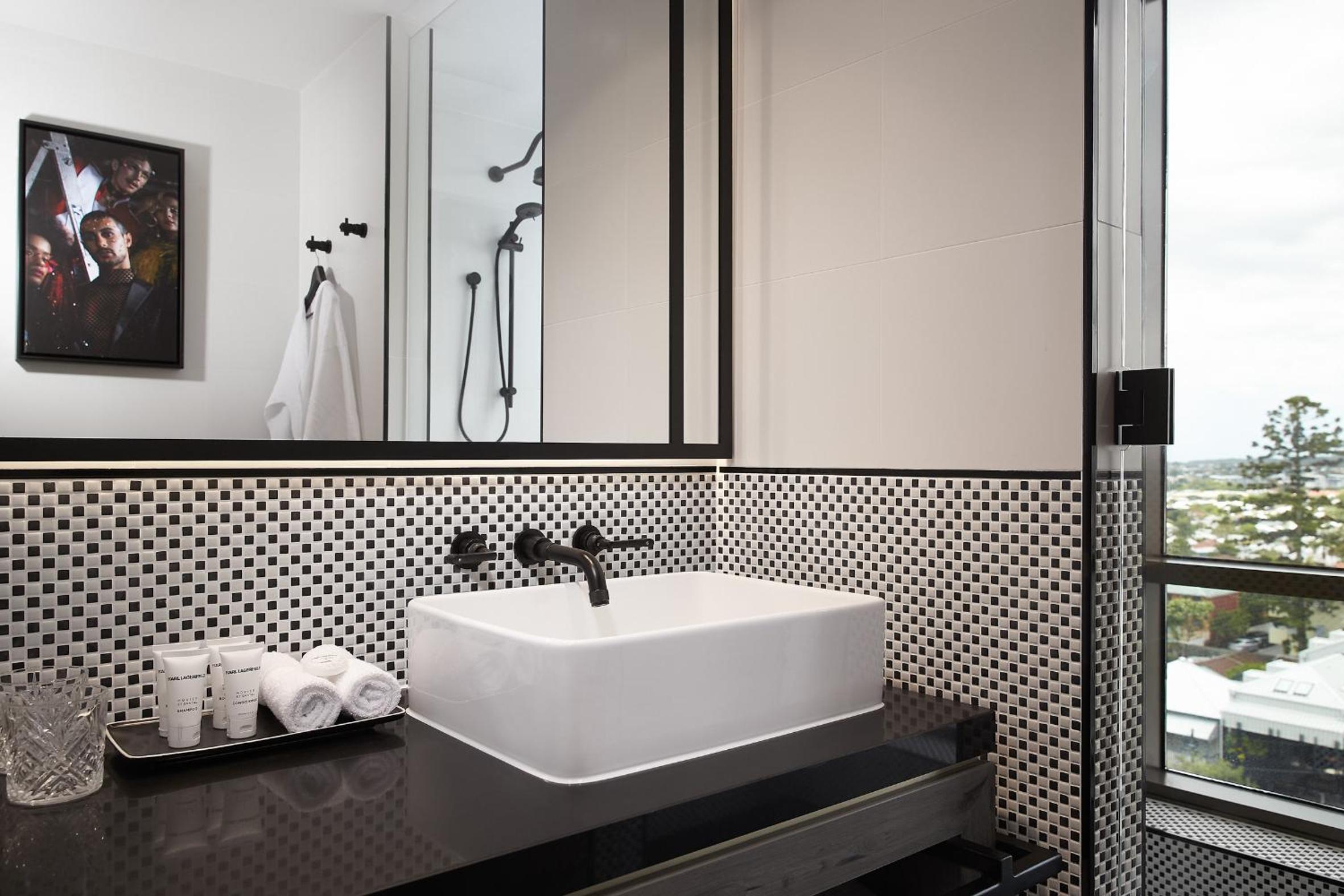 One-Bedroom Suite - Photo 8