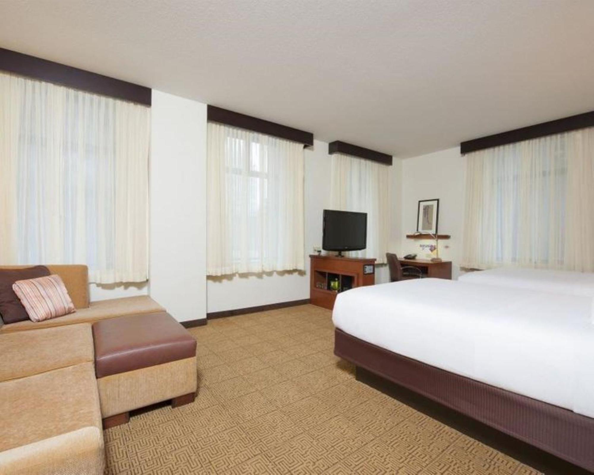 Queen Room with Two Queen Beds and Sofa Bed - High Floor - Photo 7