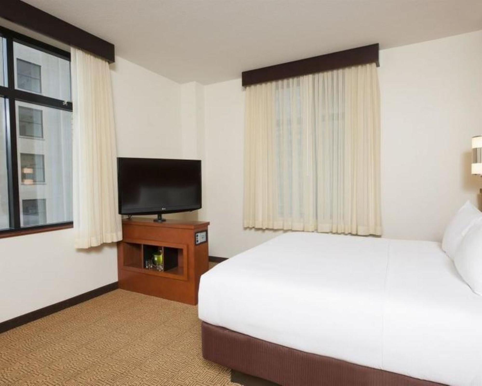 King Room with Sofa Bed - Photo 4