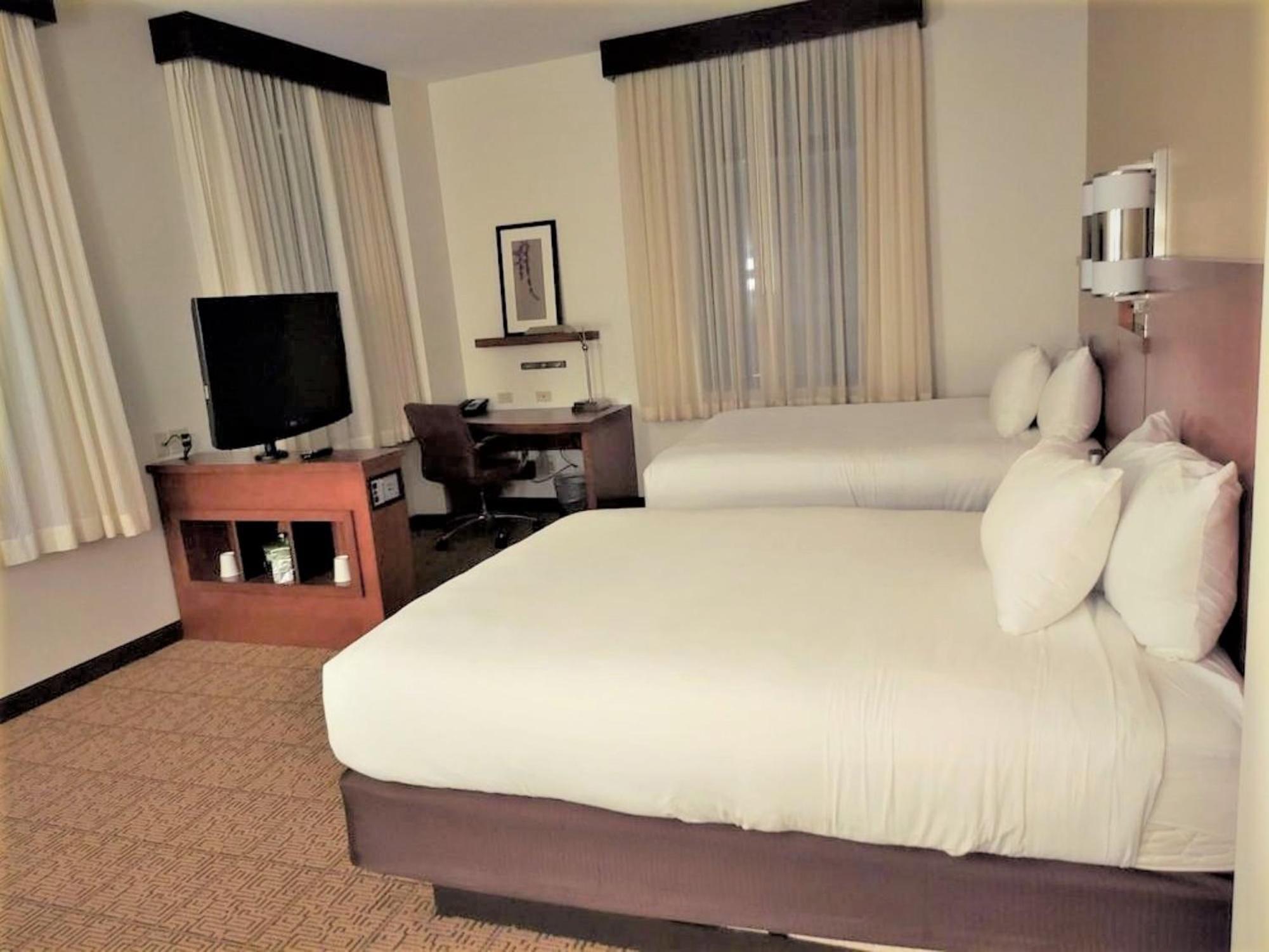 Queen Room with Two Queen Beds and Sofa Bed - High Floor - Photo 2