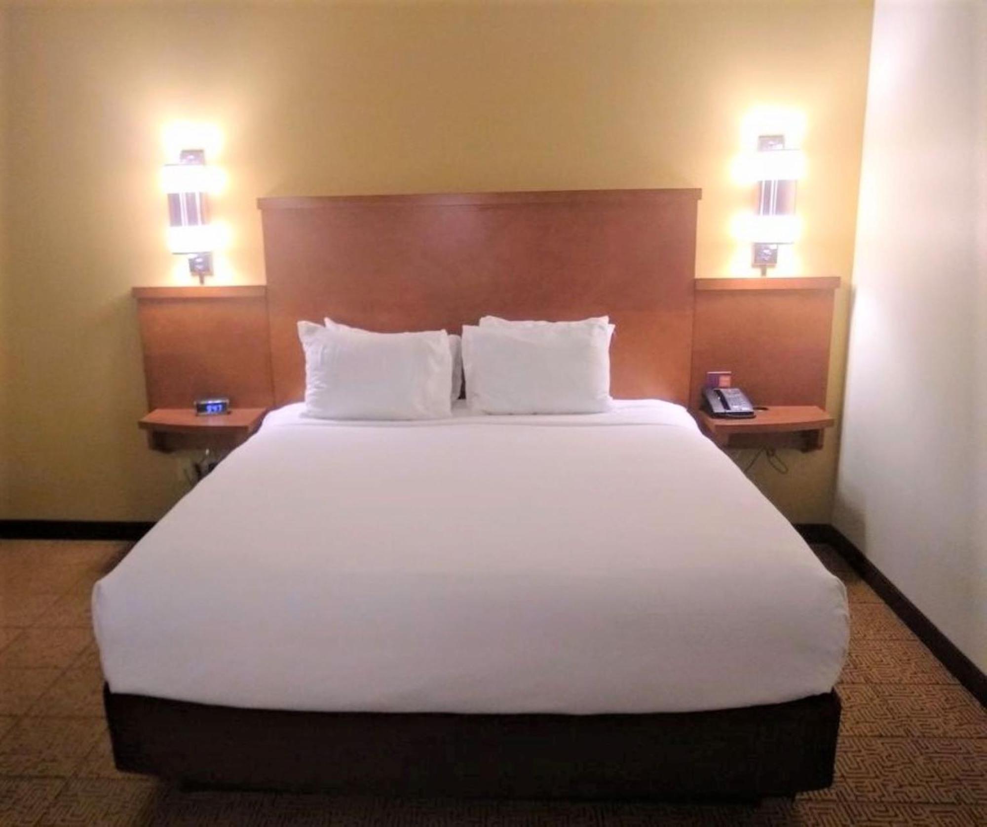 King Room with Sofa Bed - Photo 7