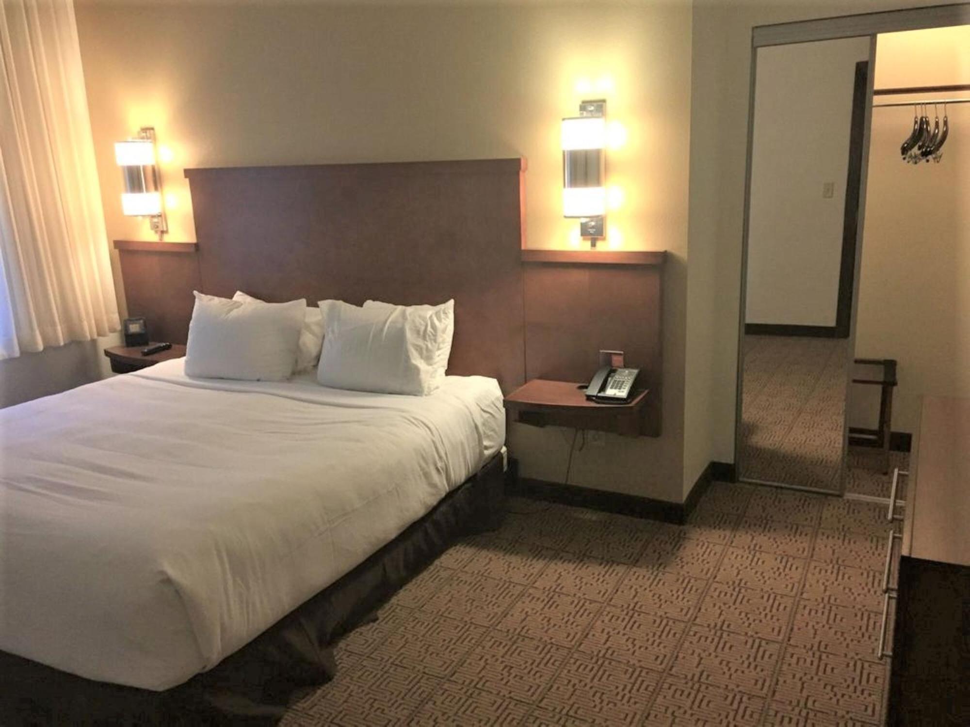 King Room with Sofa Bed - Photo 2