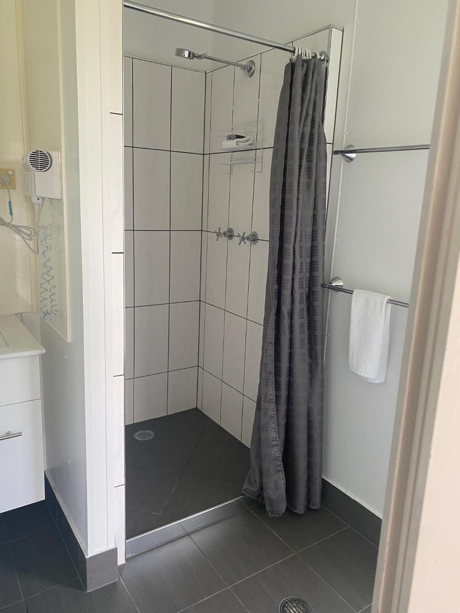 Ensuite Cabin photo 3