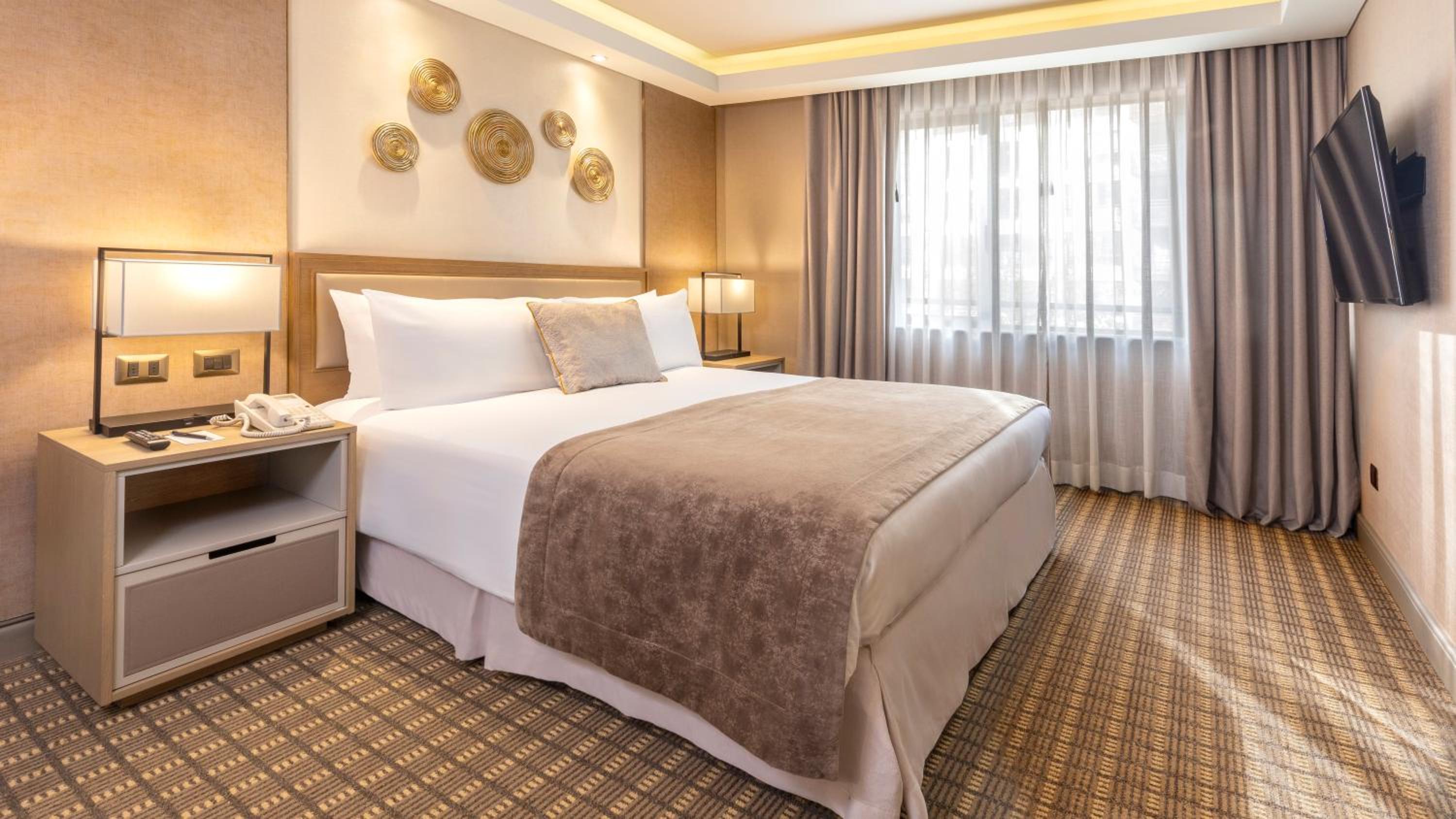 Classic King Room - Photo 11