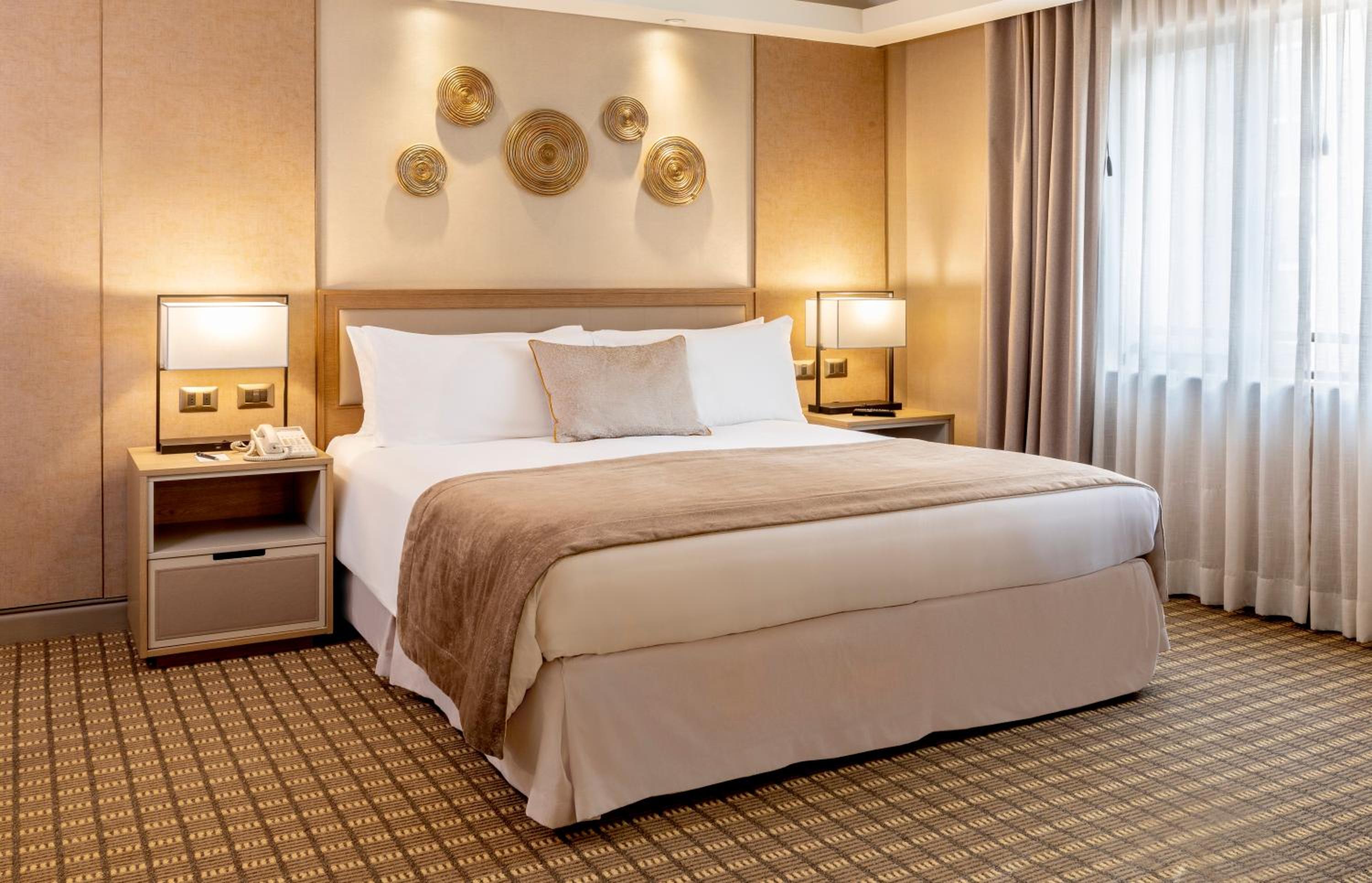 Classic King Room - Photo 12