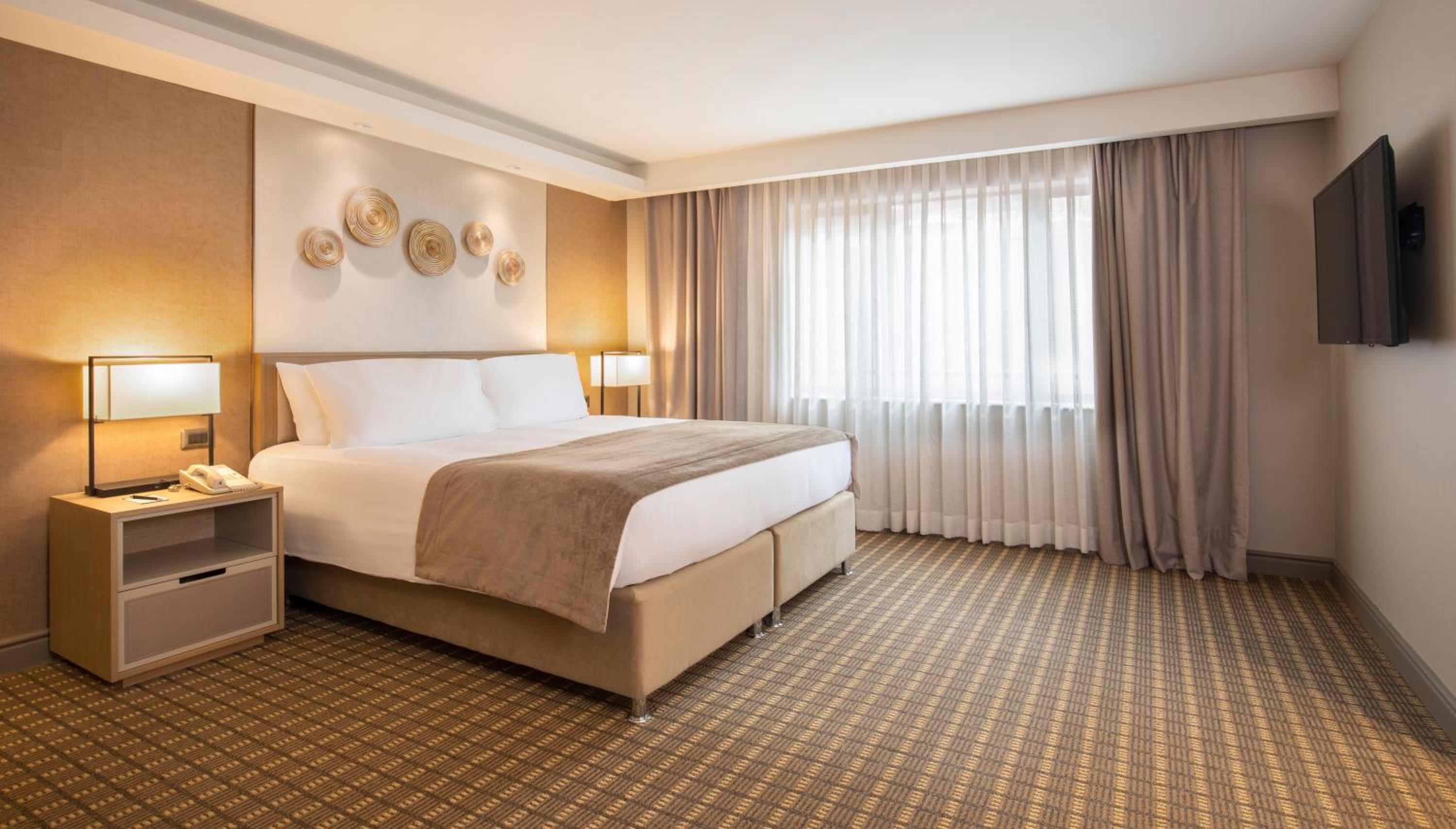 Classic King Room - Photo 7