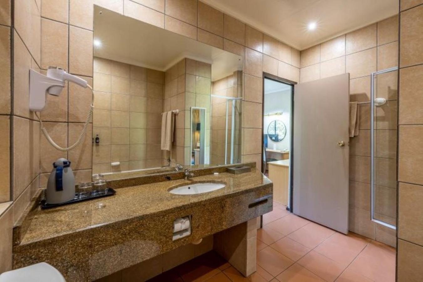 Deluxe King Room - Photo 15