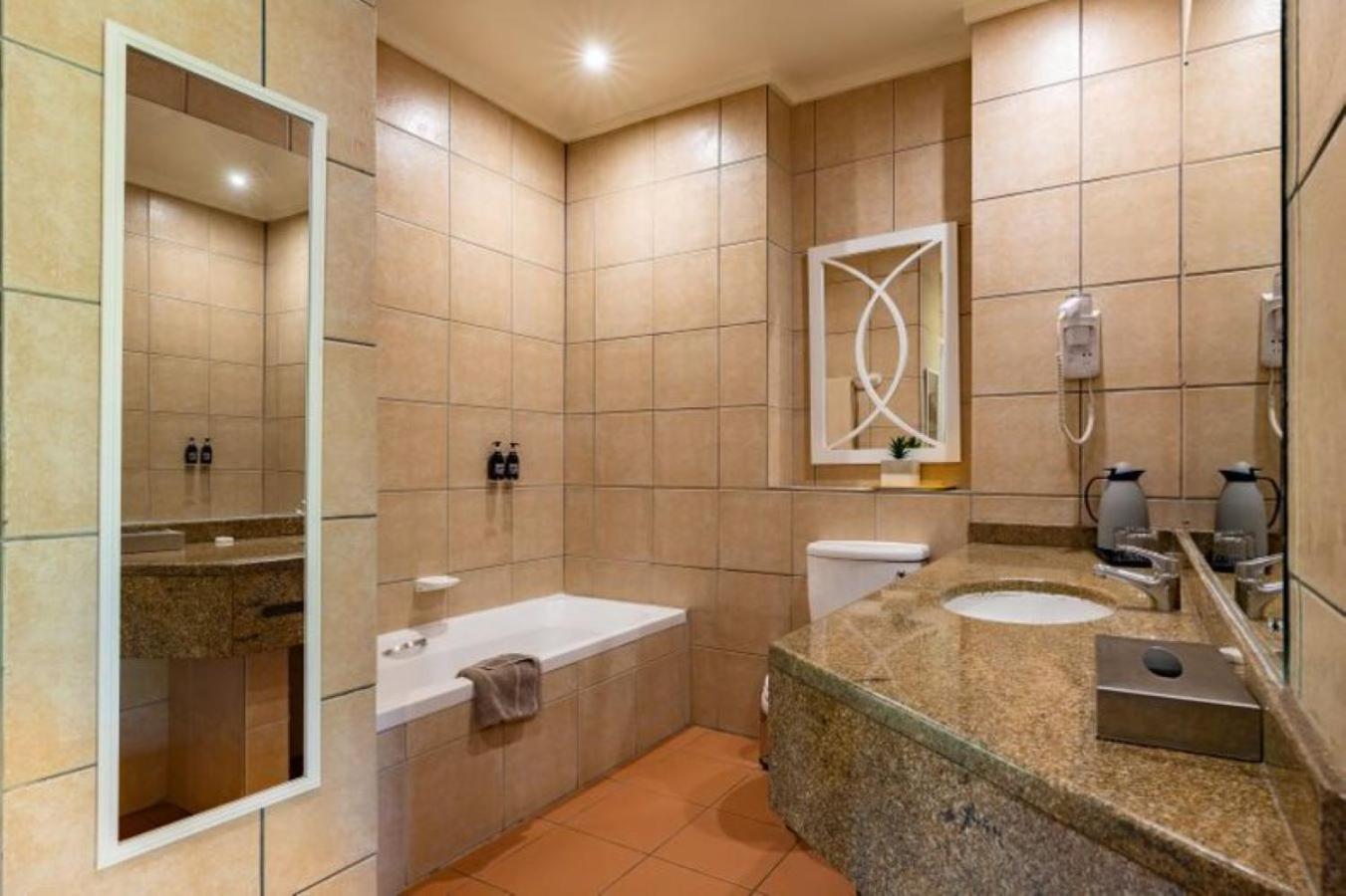 Deluxe King Room - Photo 12