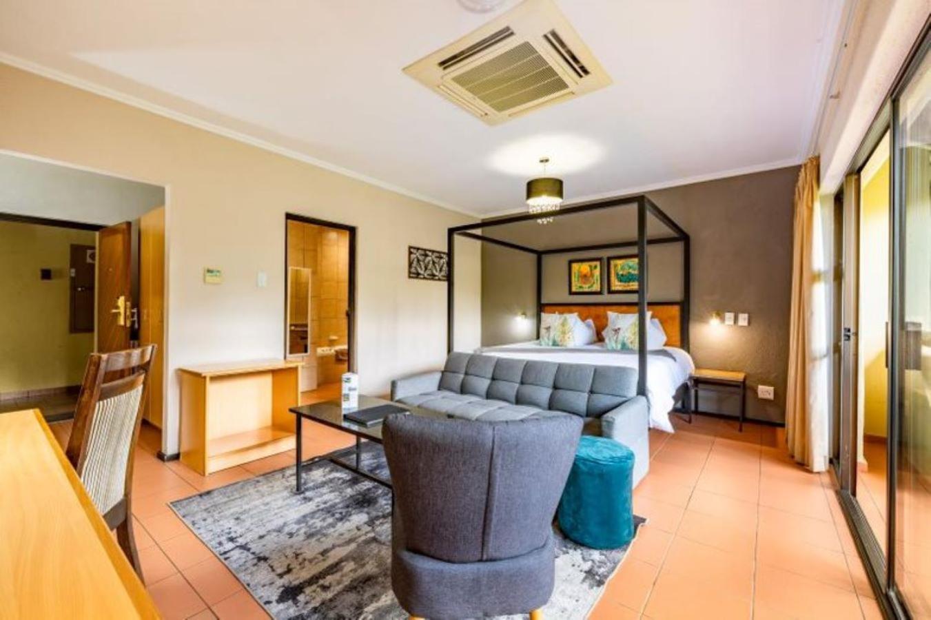 Deluxe King Room - Photo 13