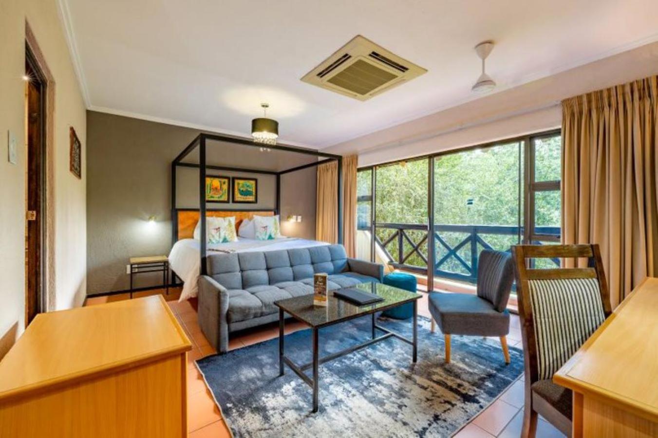 Deluxe King Room - Photo 14