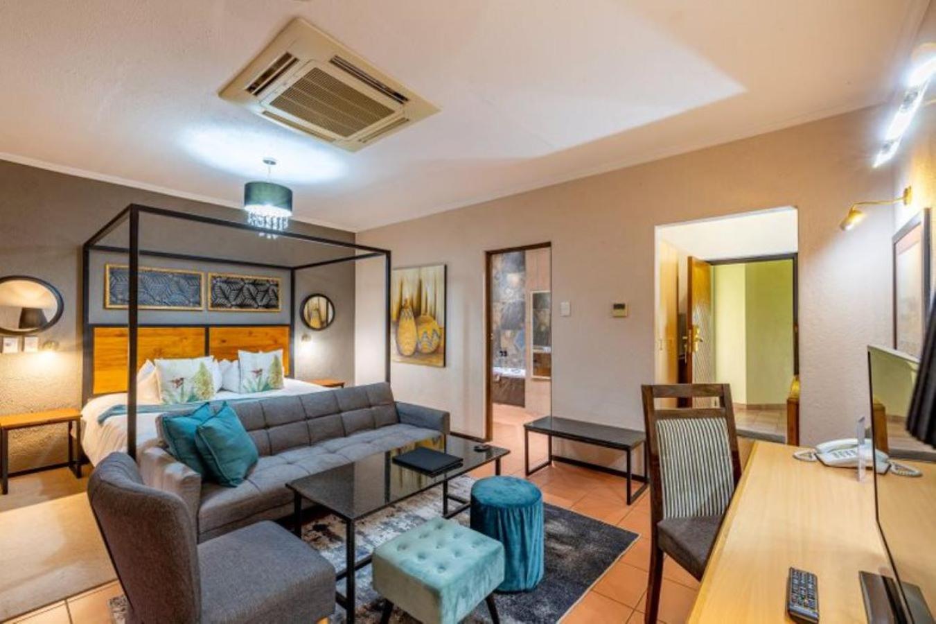 Deluxe King Room - Photo 2