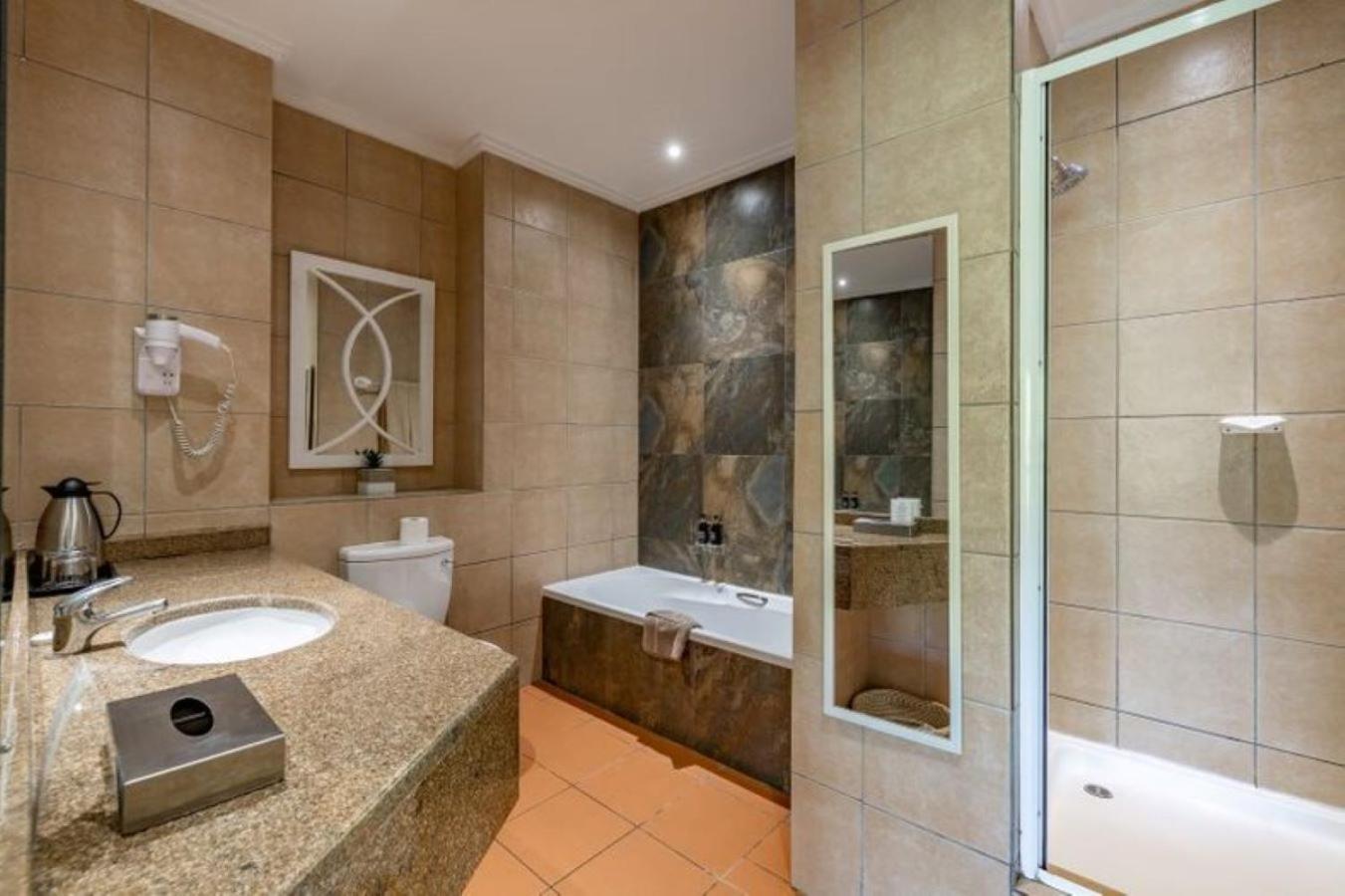 Deluxe King Room - Photo 3