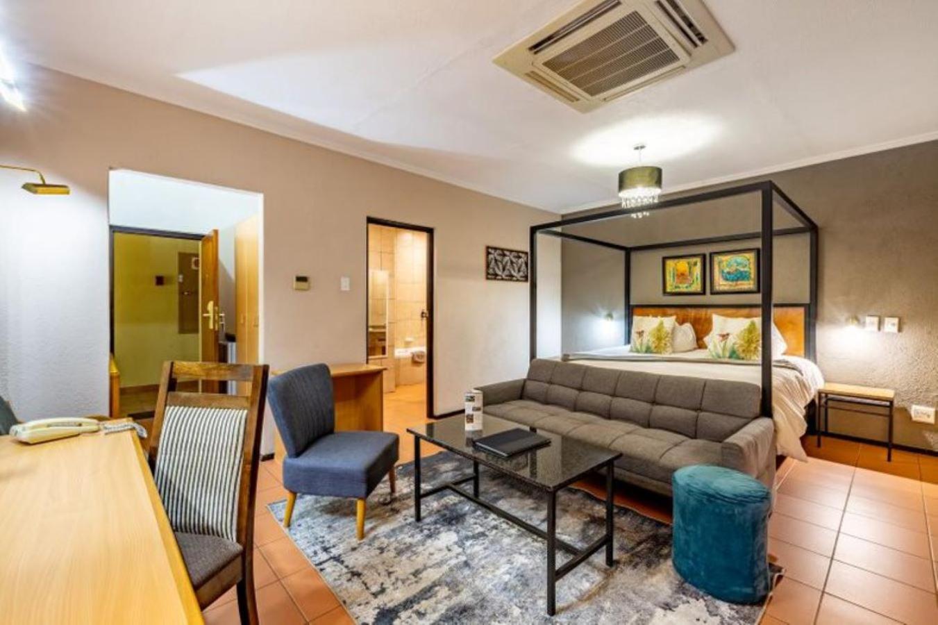 Deluxe King Room - Photo 4
