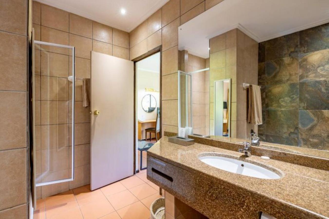 Deluxe King Room - Photo 5