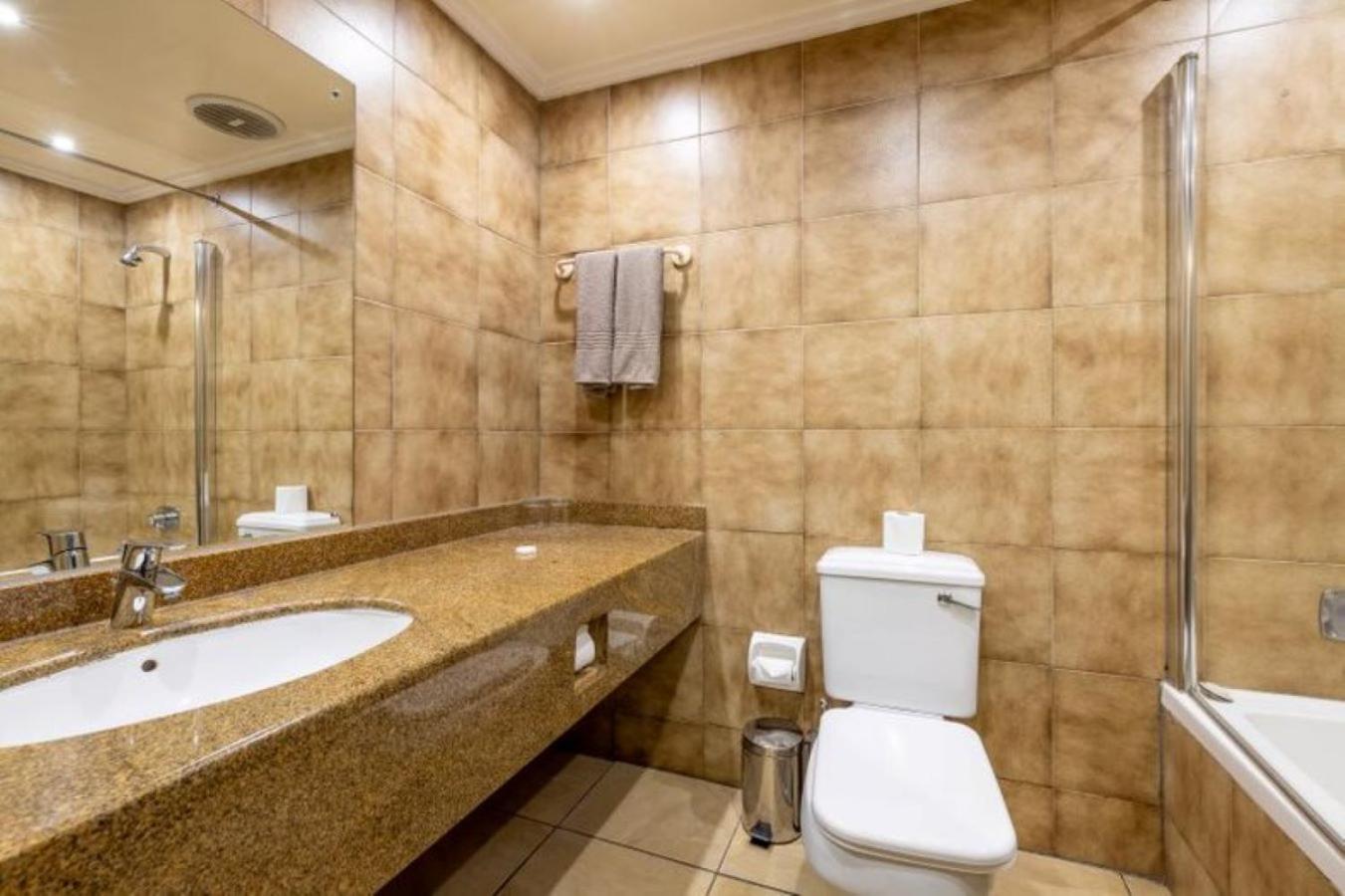 Standard Twin Room - Photo 13