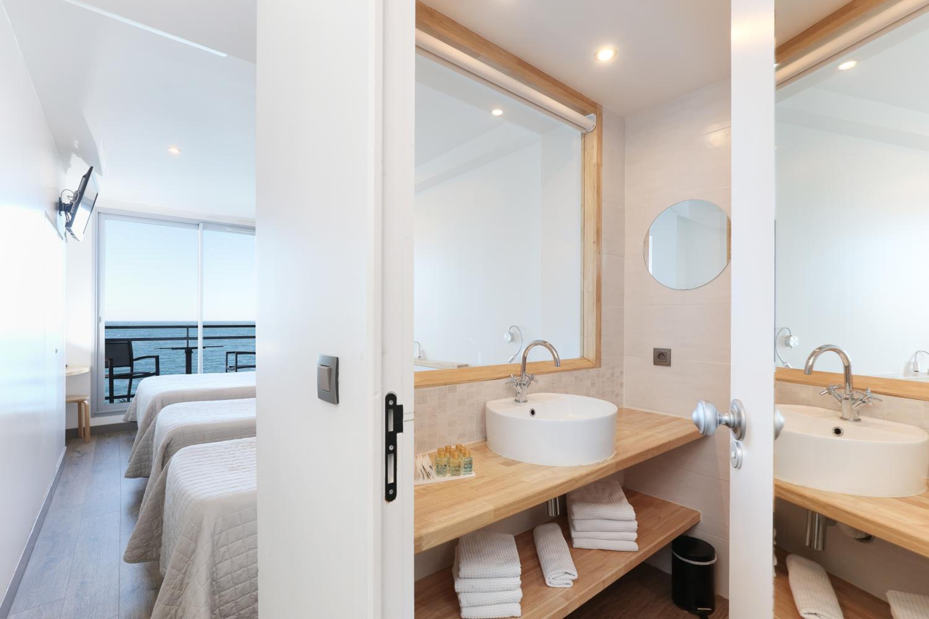 Family Room with Balcony - Sea View - Photo 5