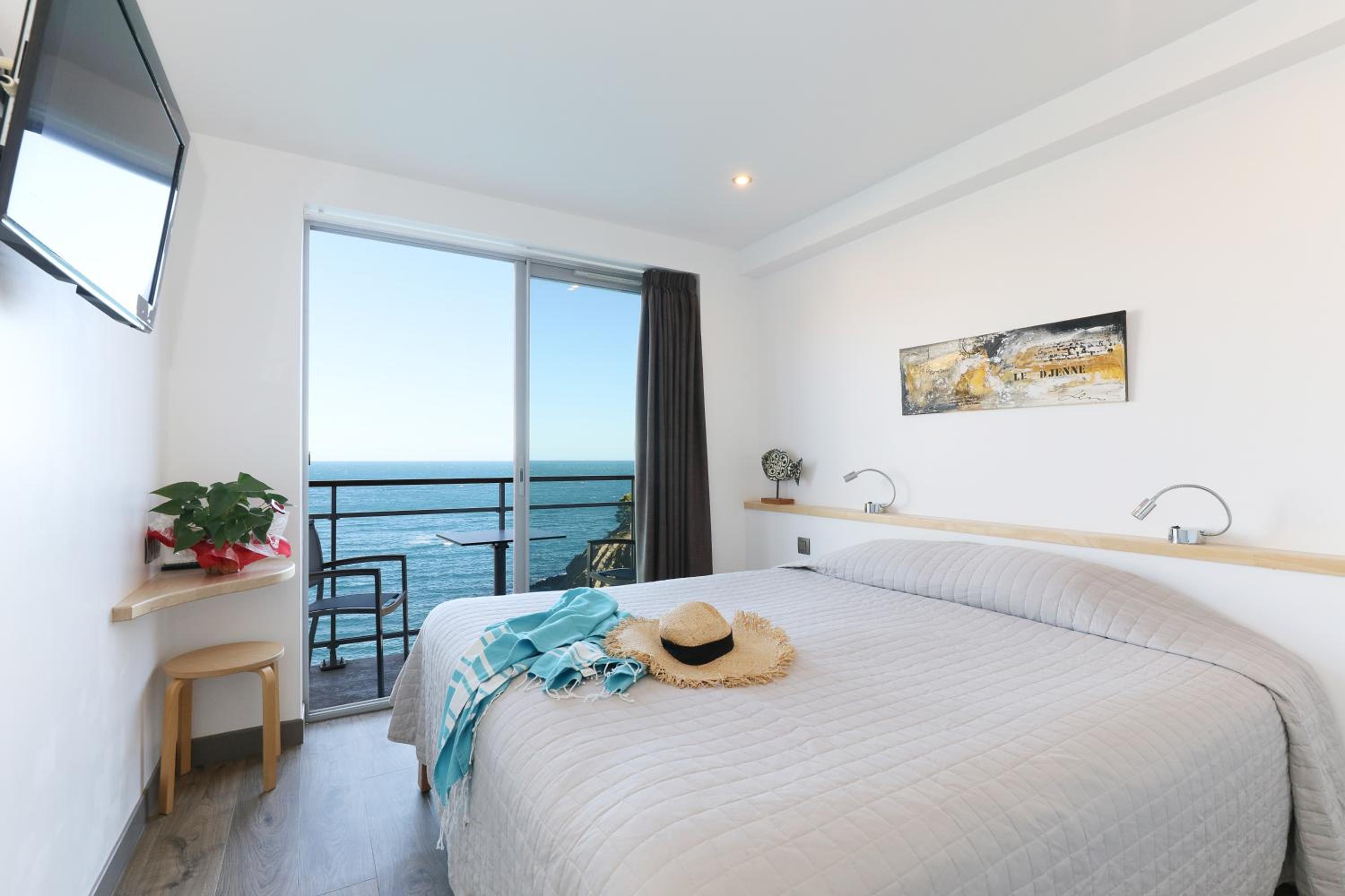 Double Room with Balcony and Sea View - Photo 1