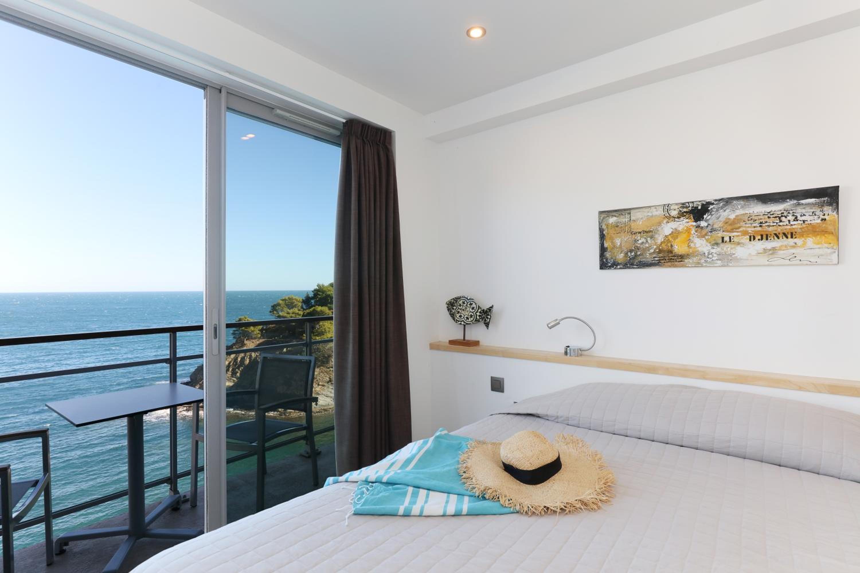 Double Room with Balcony and Sea View - Photo 3