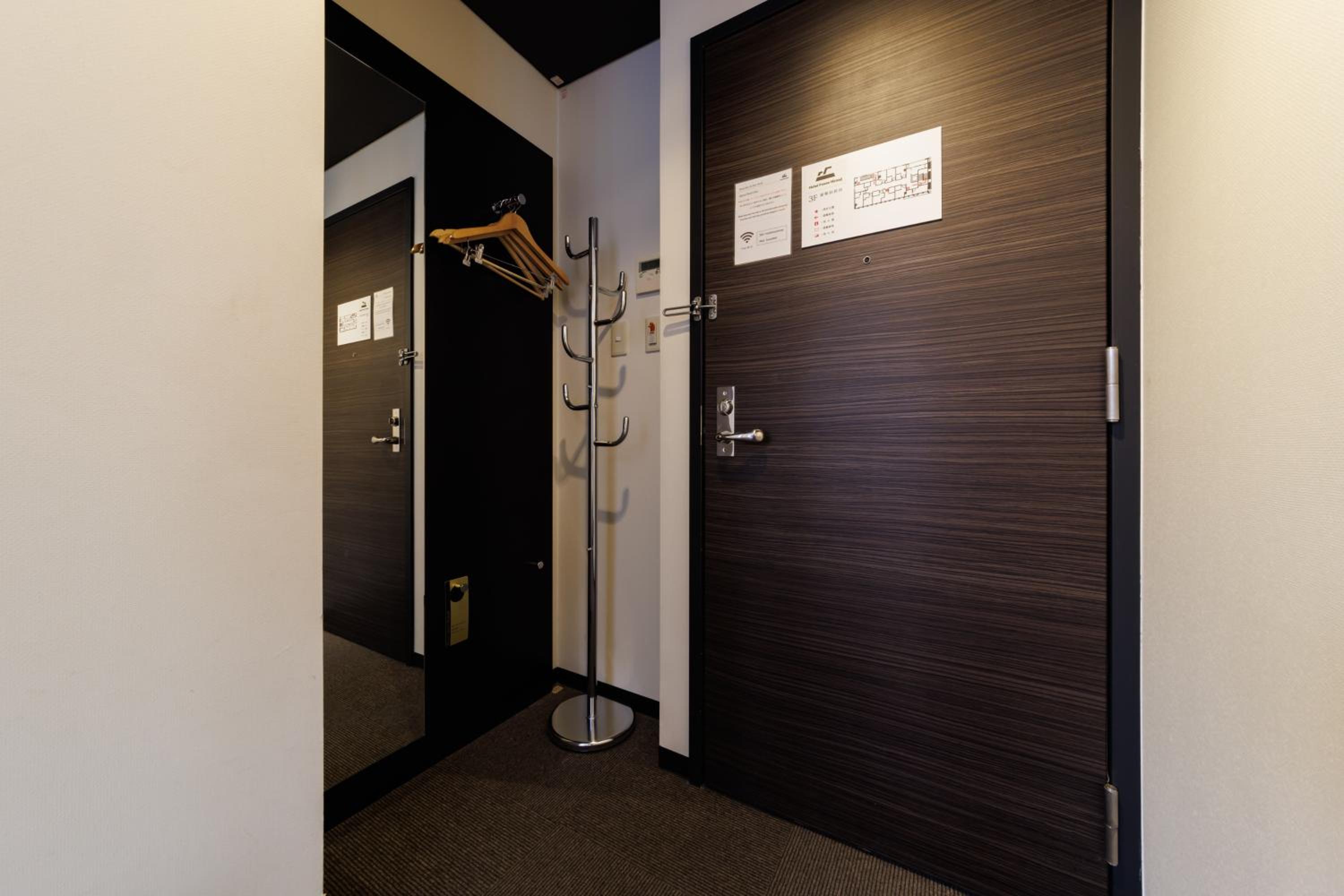 Queen Room - Non-Smoking - Photo 5