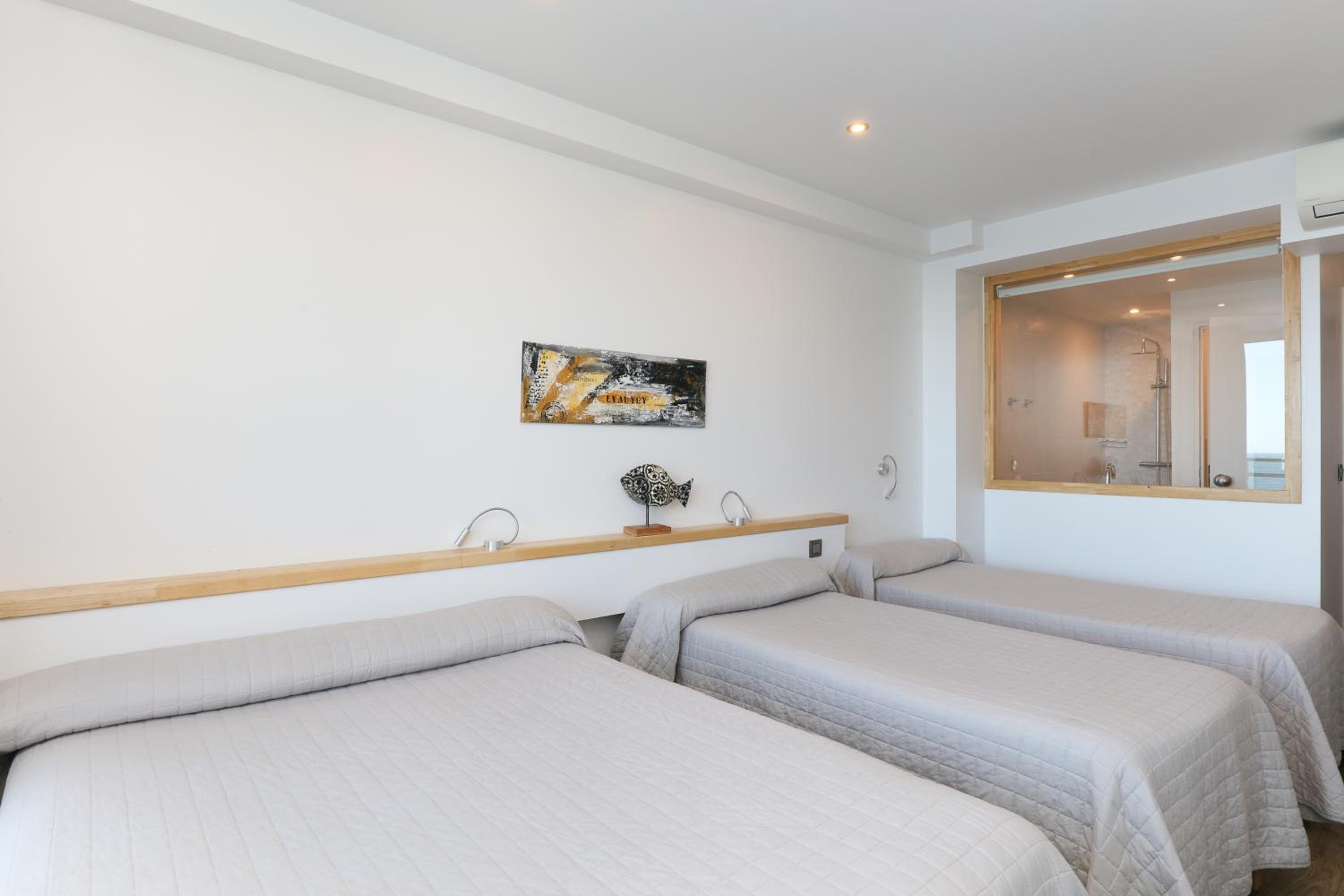 Family Room with Balcony - Sea View - Photo 4