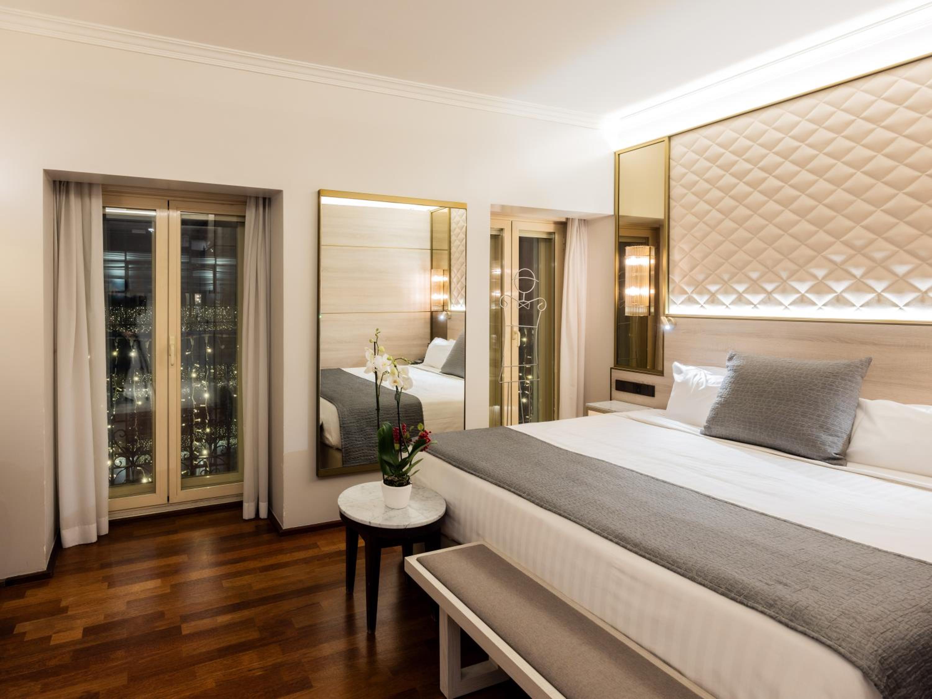 Deluxe Double Room thumbnail 5