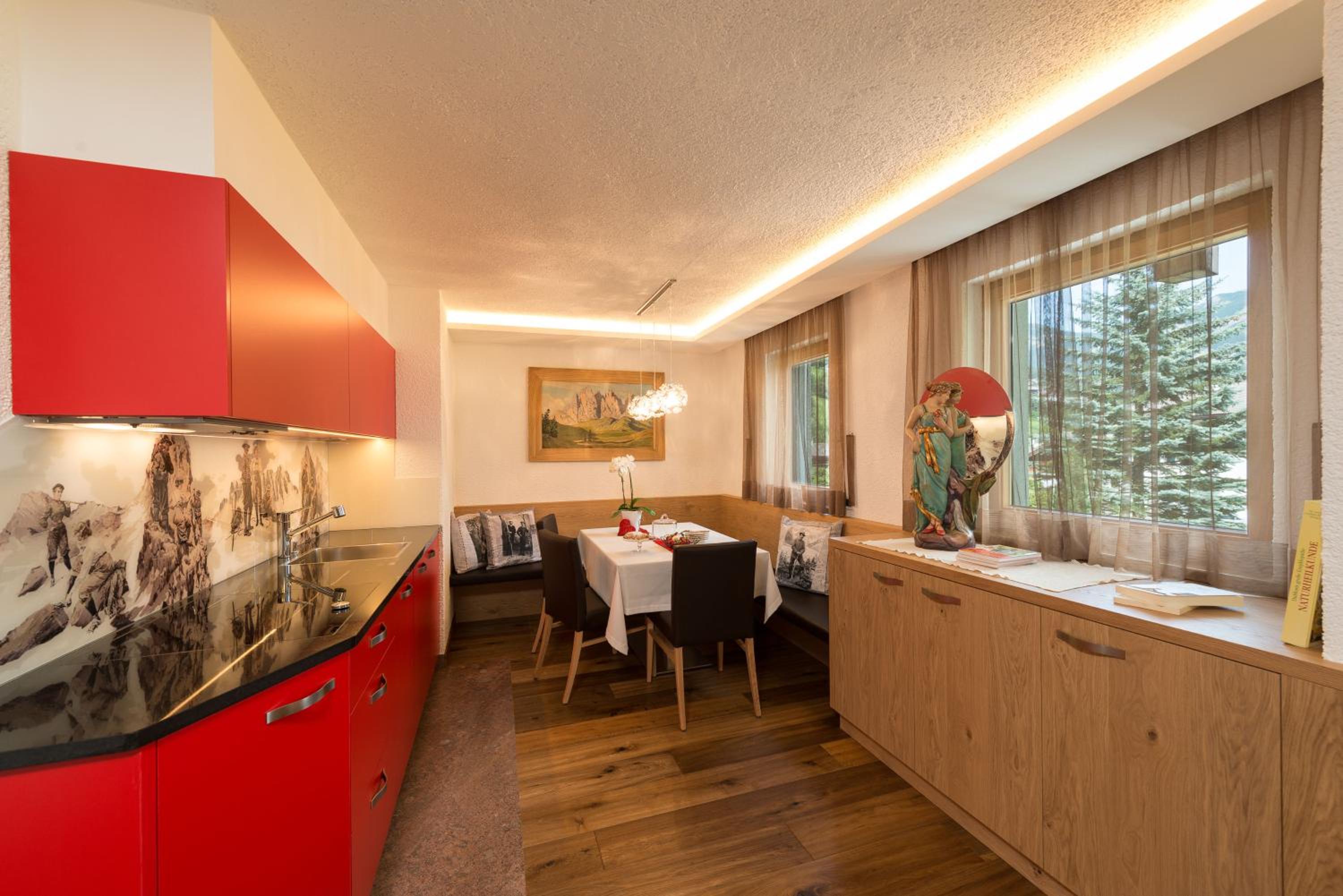 Two-Bedroom Apartment with Balcony photo 2