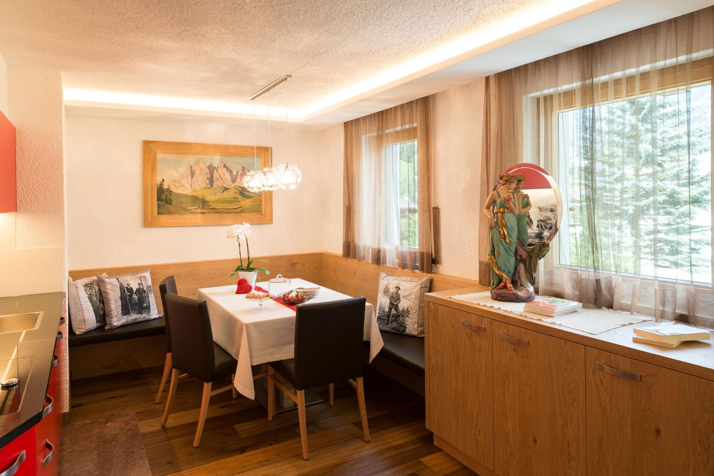 Two-Bedroom Apartment with Balcony photo 3