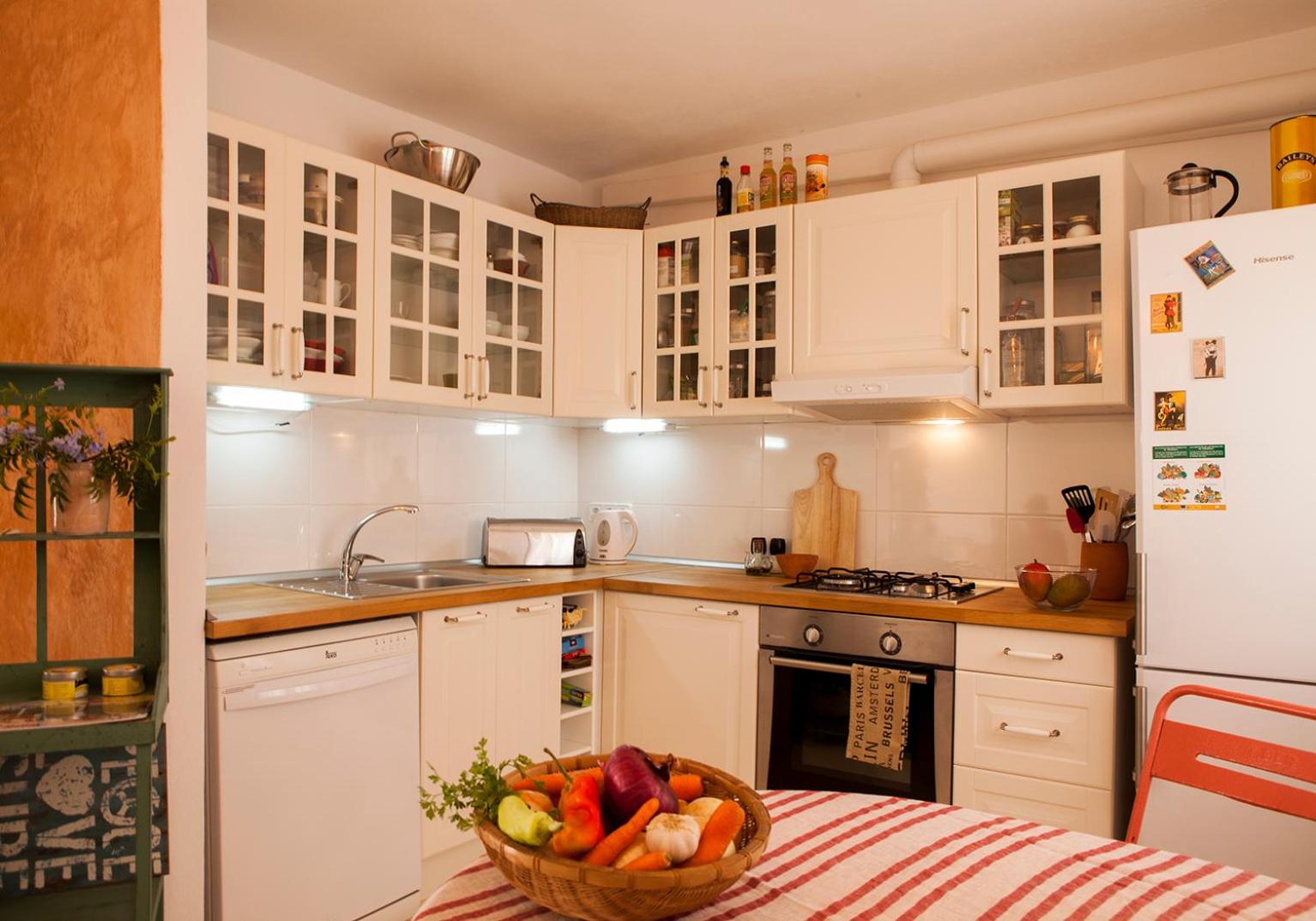 Five-Bedroom House photo 2