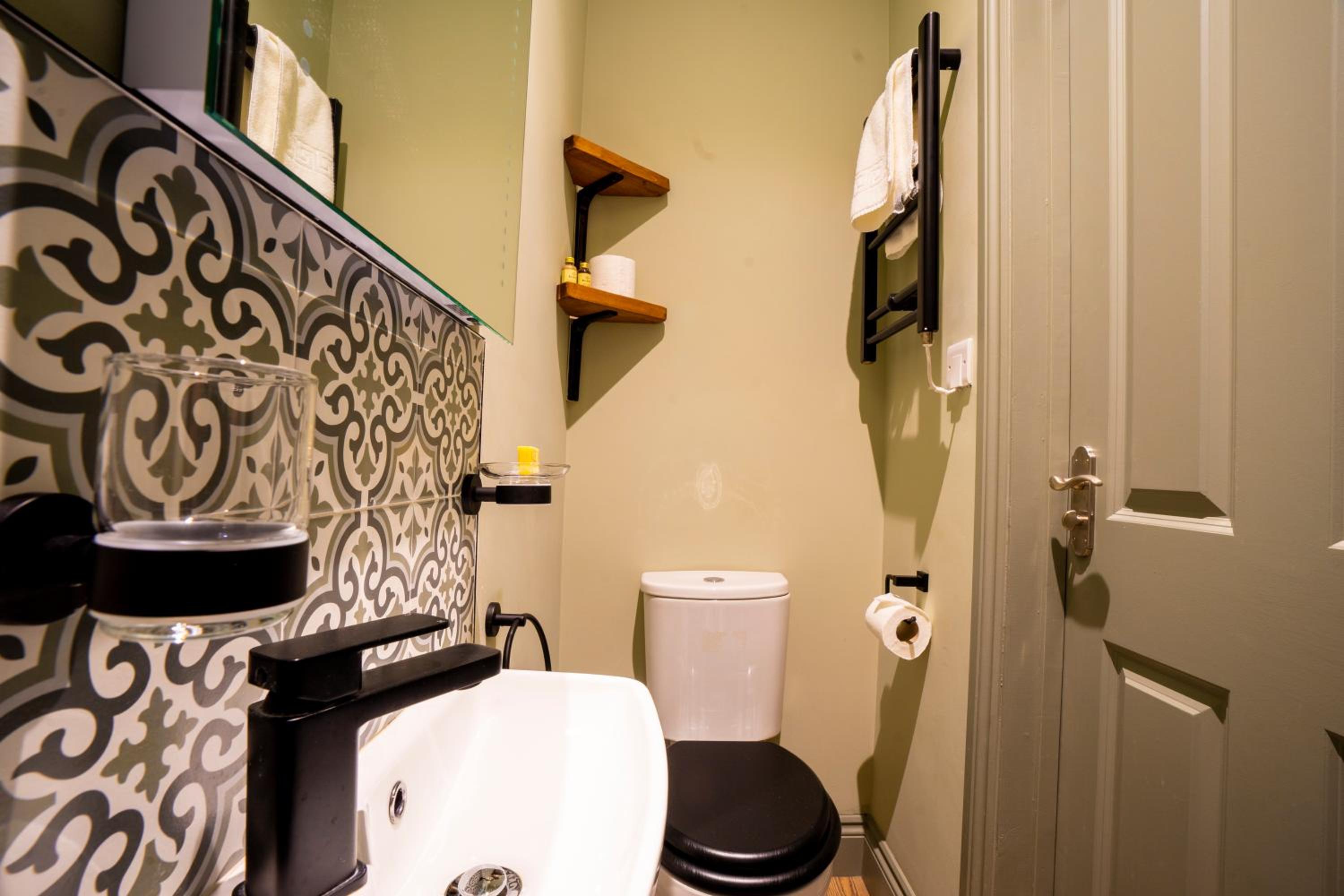 Deluxe King Room - Photo 4