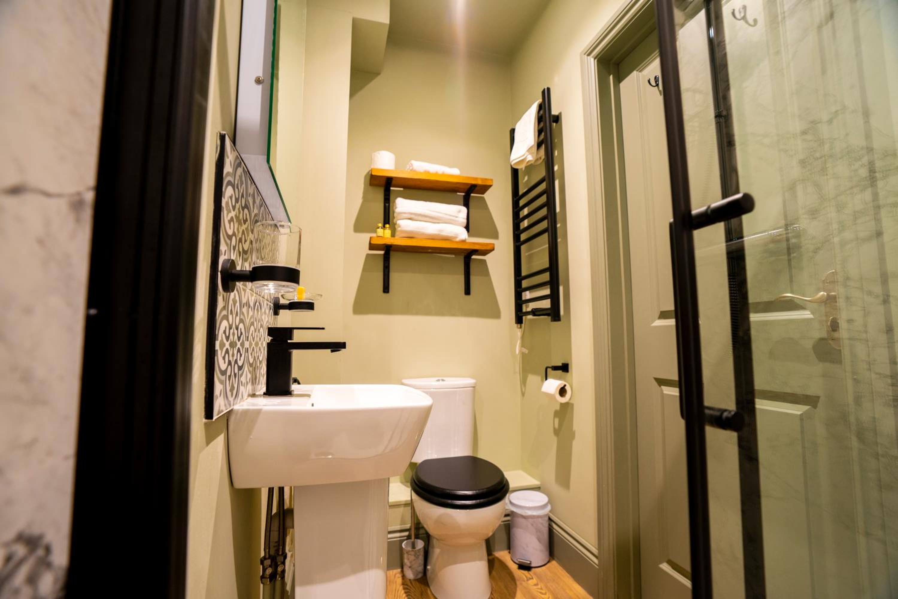 Deluxe King Room - Photo 6