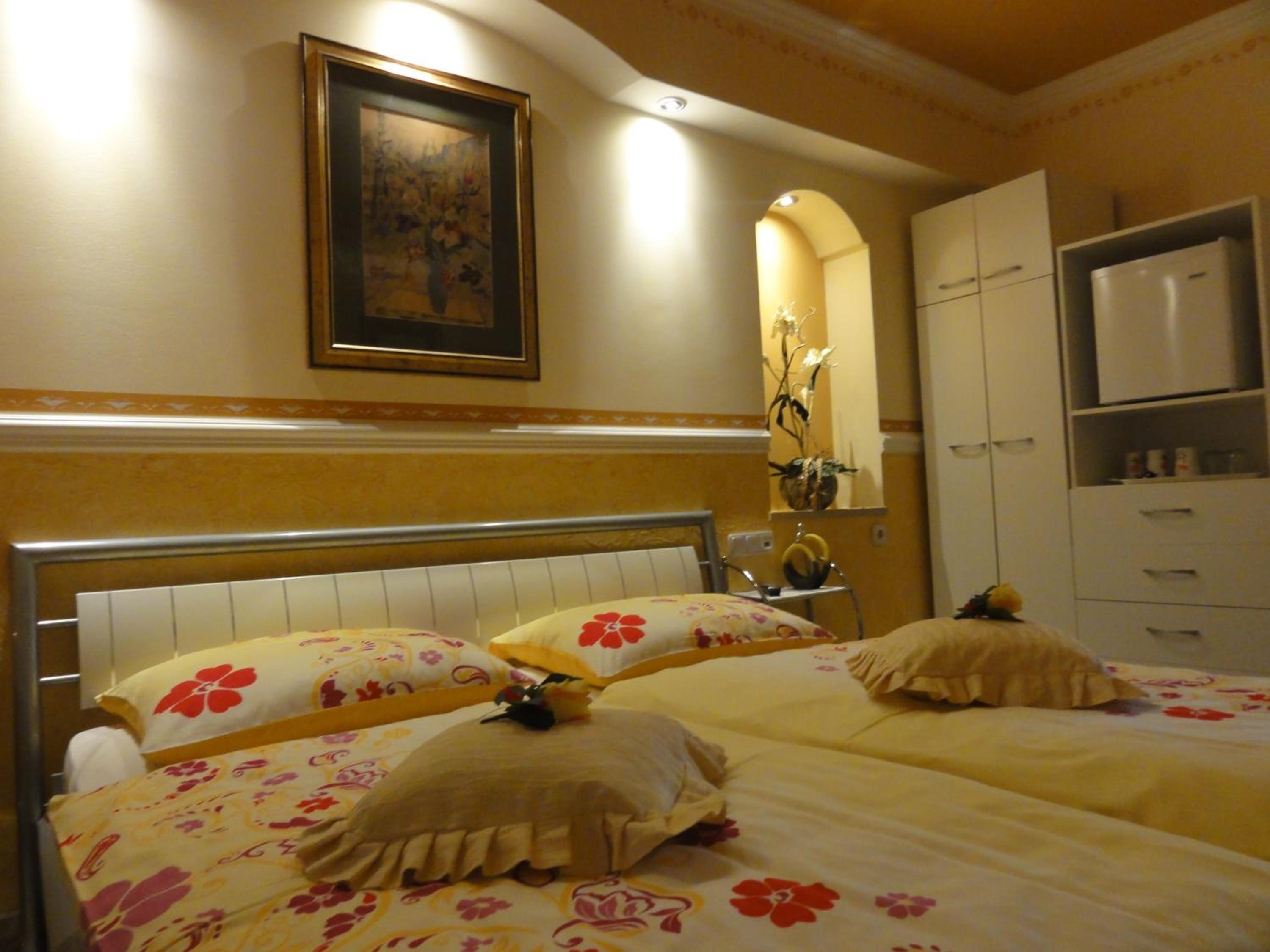 Deluxe Double Room with Extra Bed - Photo 1