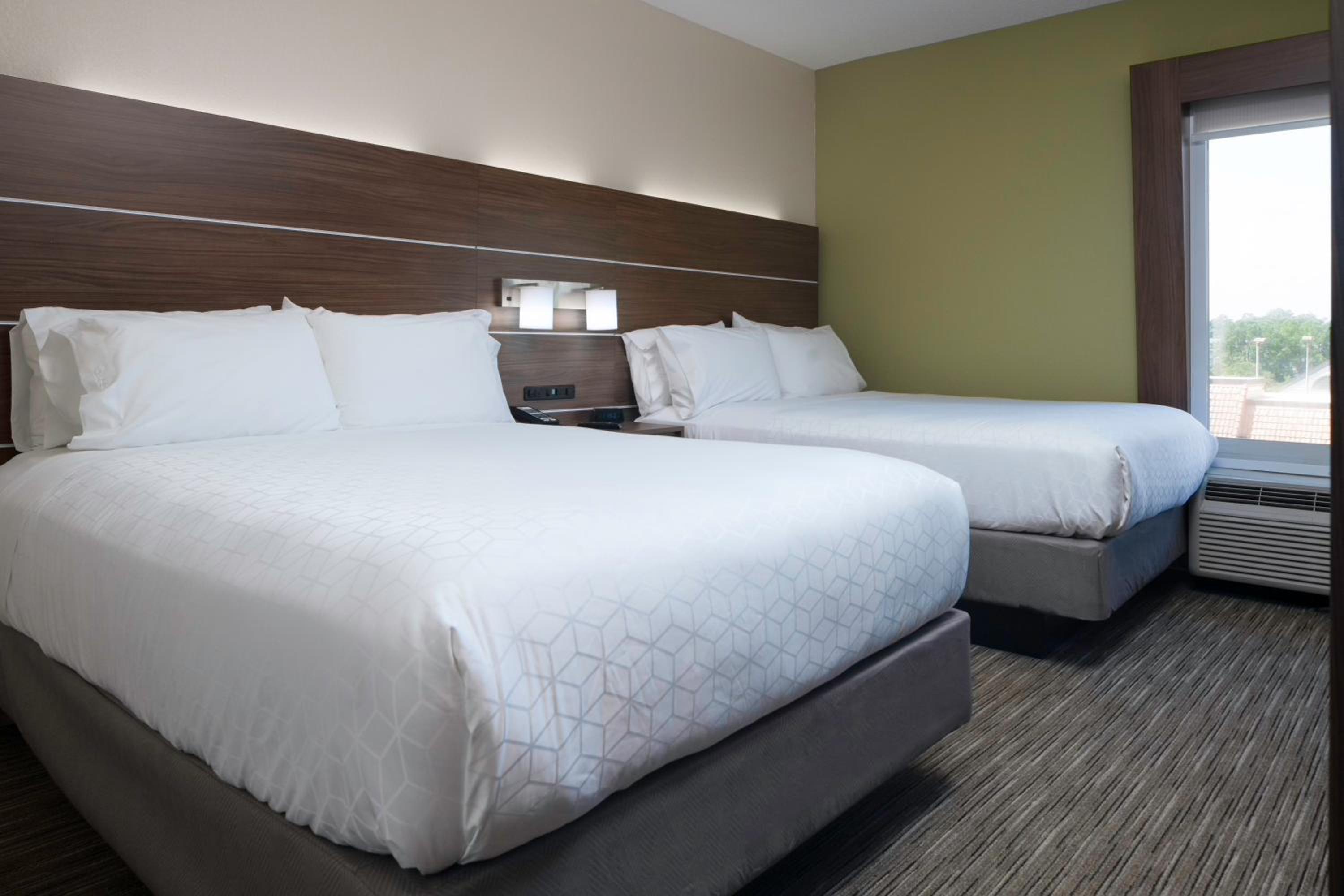 Standard Room with Two Queen Beds - Photo 4
