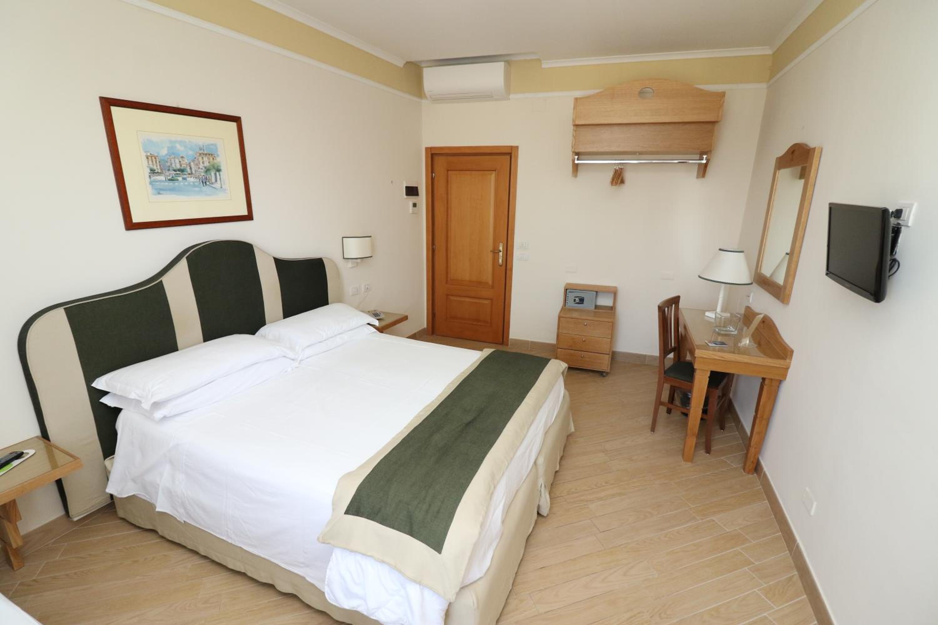 Classic Double Room - Photo 8