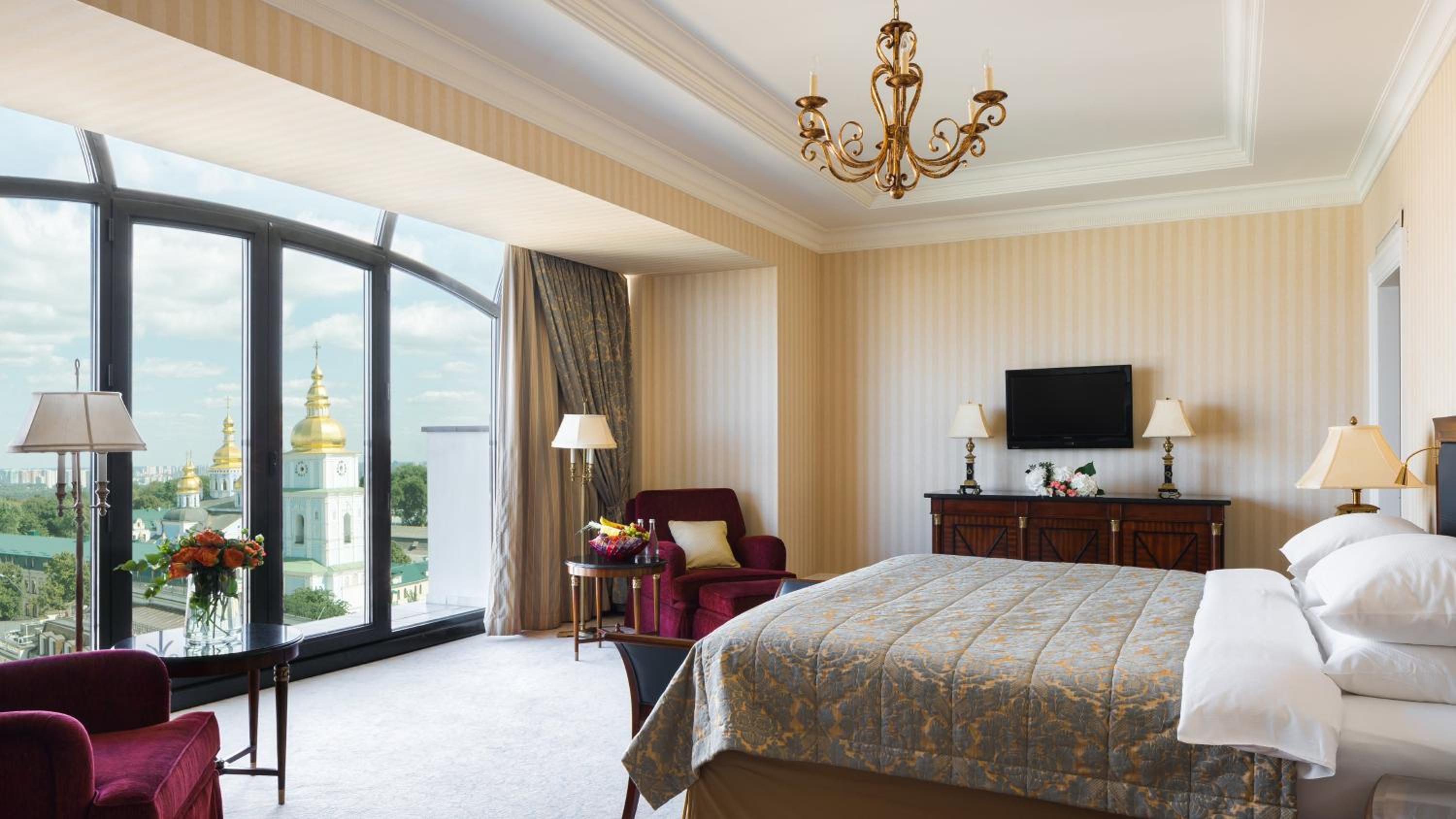 Junior King Suite with City View - Photo 4