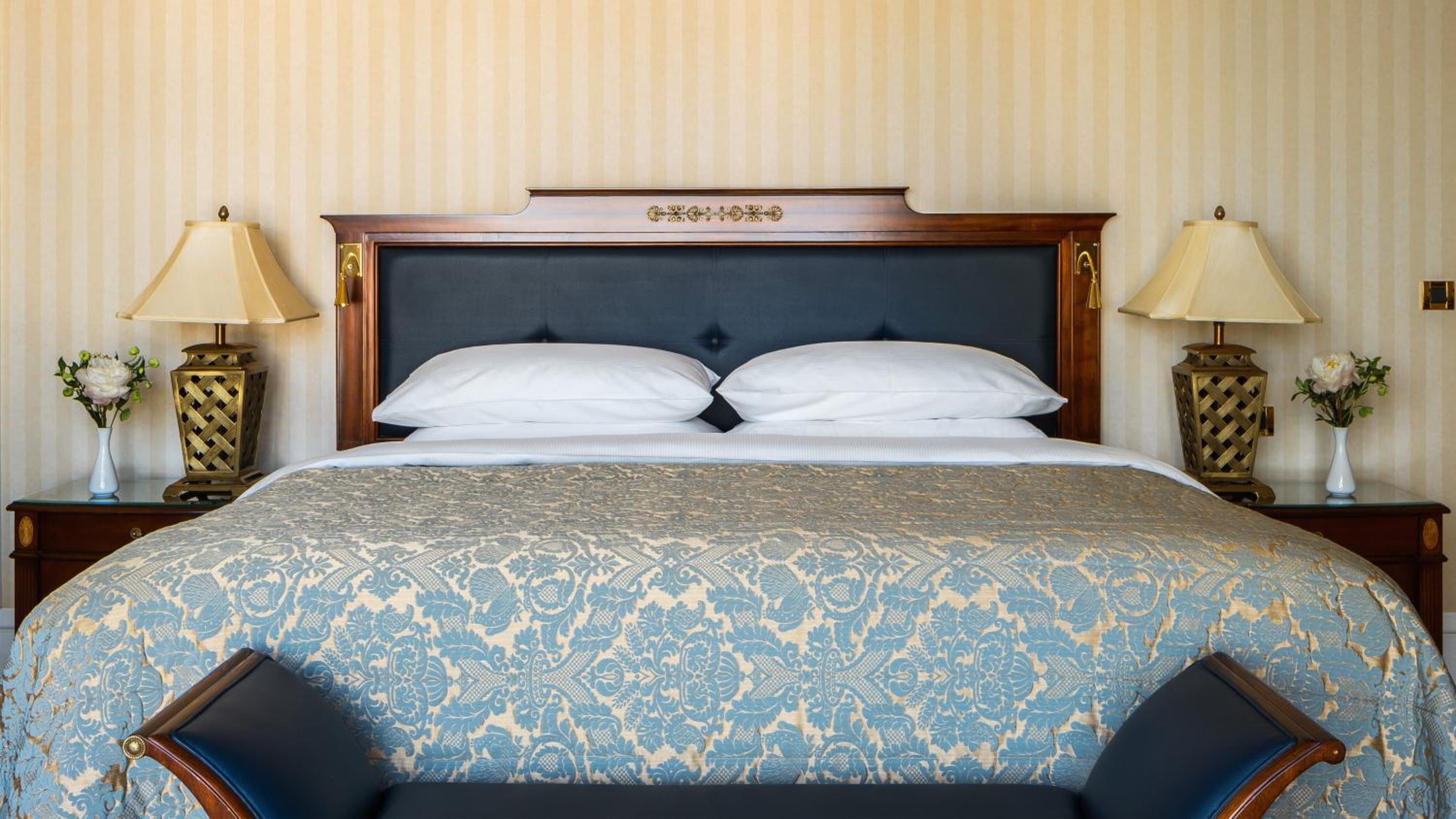 Junior King Suite with City View - Photo 2