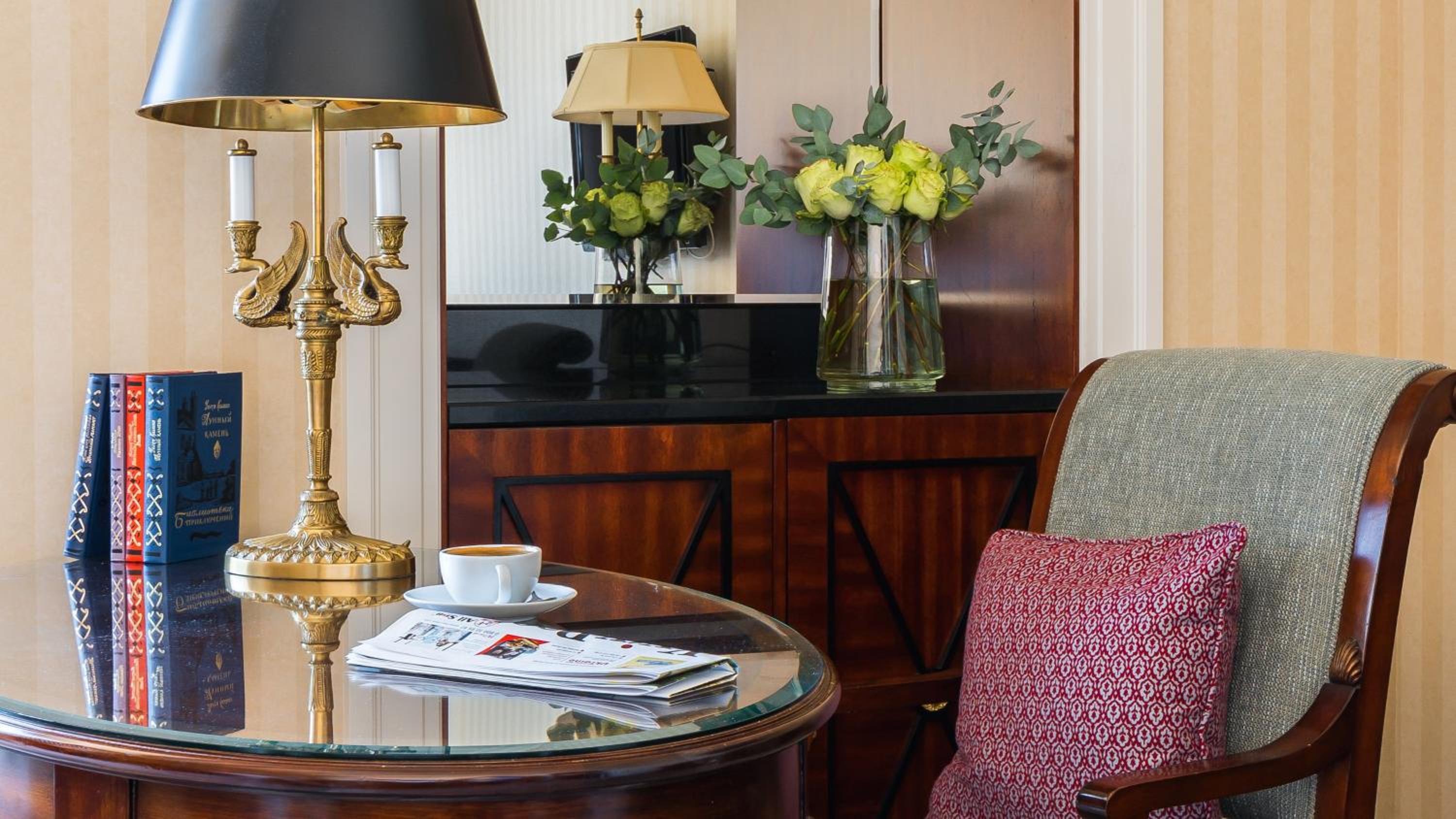 Junior King Suite with City View - Photo 5