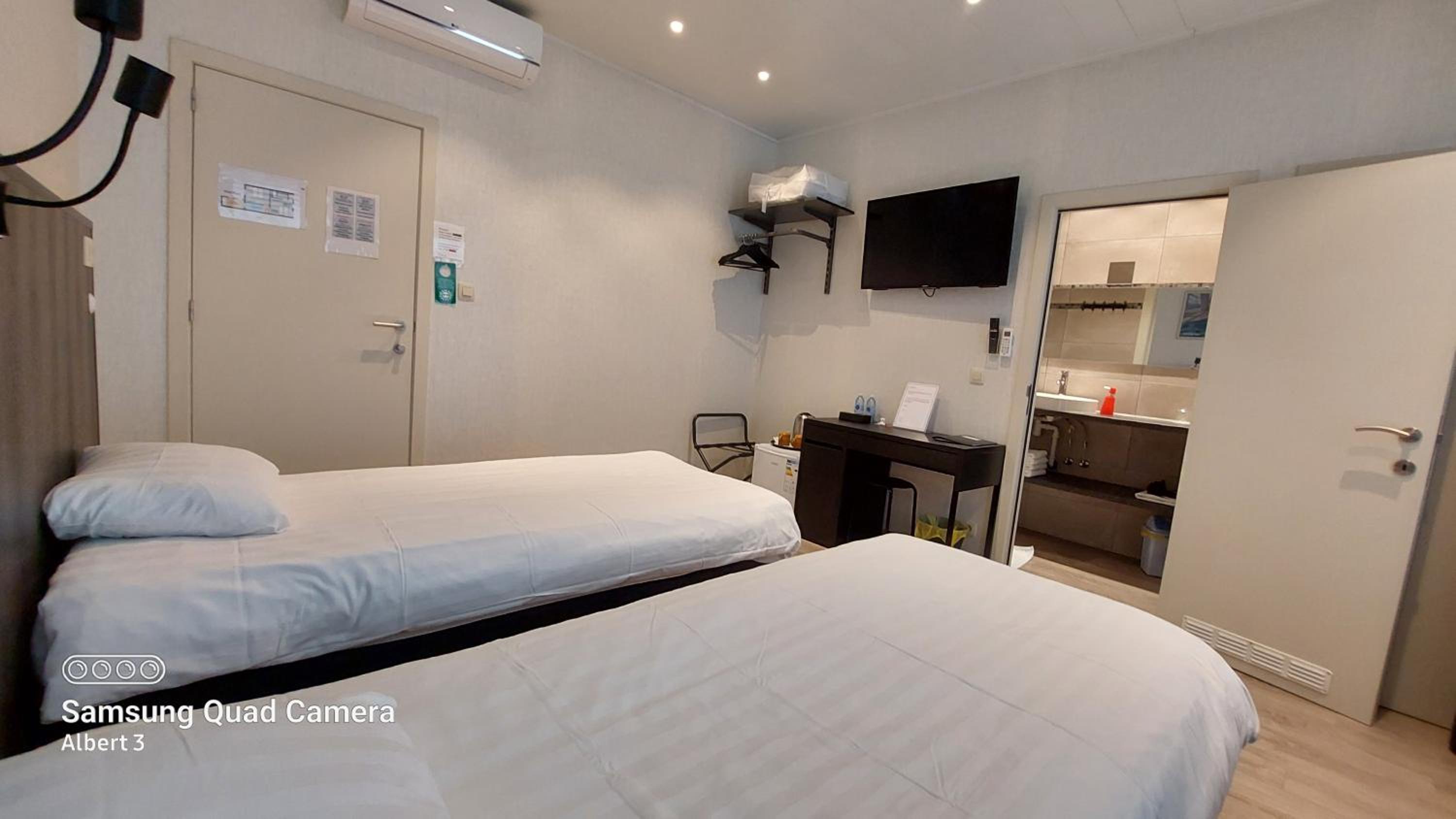 Twin Room with Private Bathroom photo 2