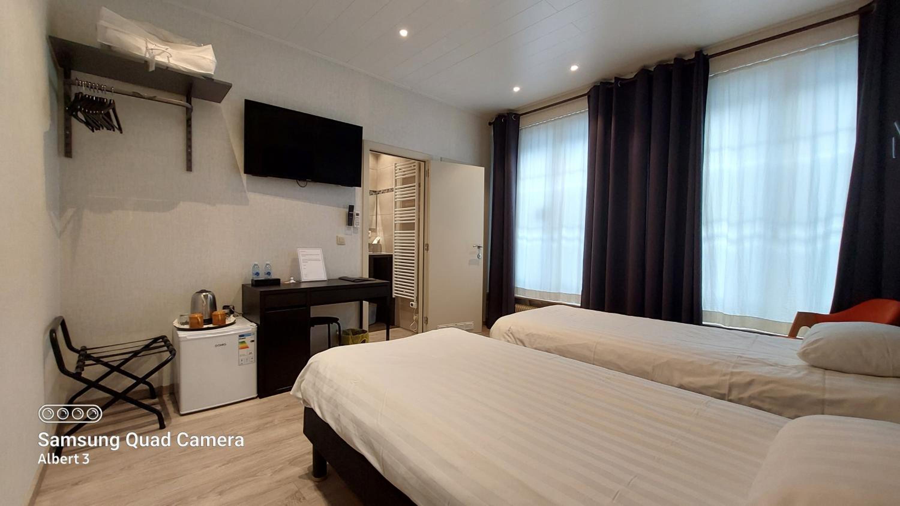 Twin Room with Private Bathroom photo 3