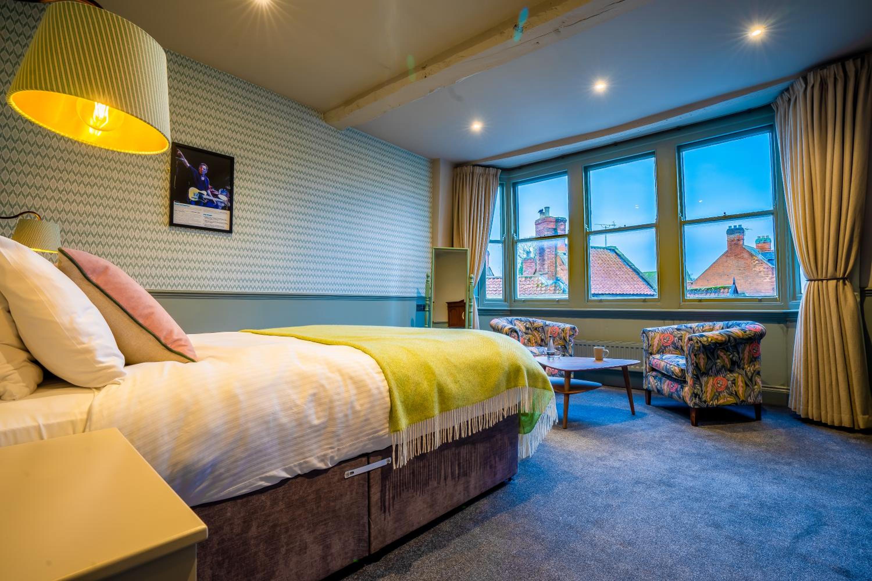 Deluxe King Room - Photo 9