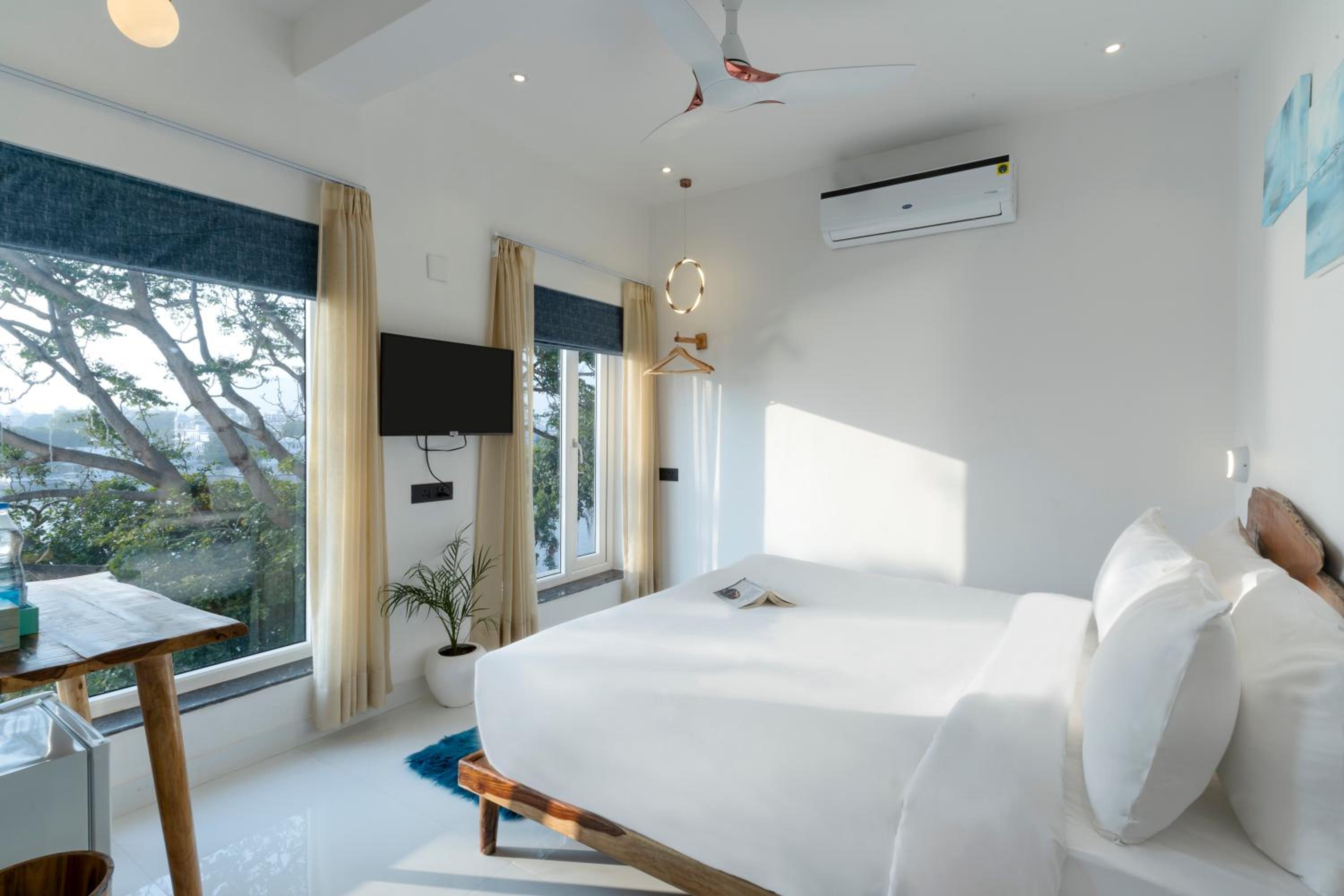 Deluxe Double Room with Lake View - Photo 1