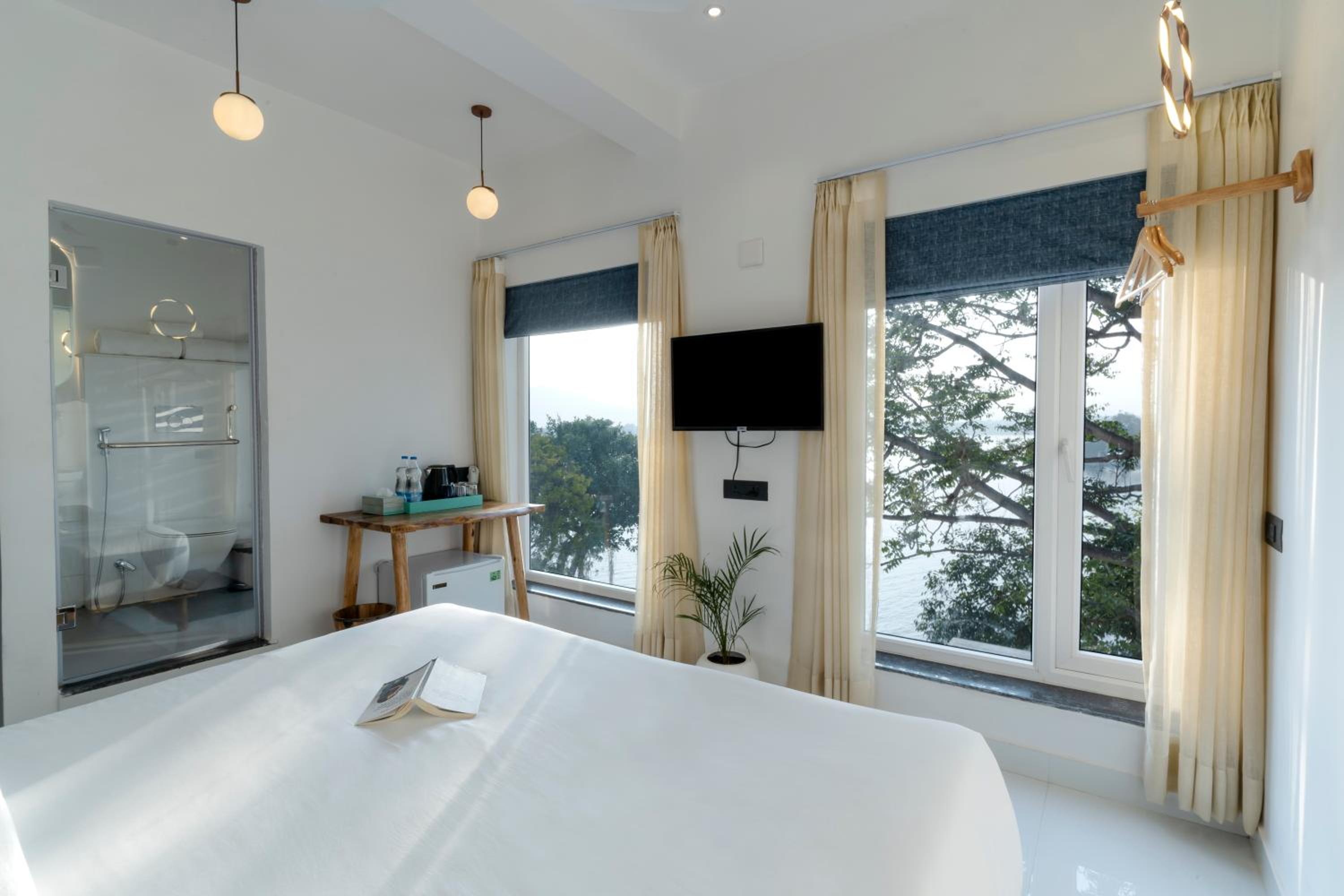 Deluxe Double Room with Lake View - Photo 7