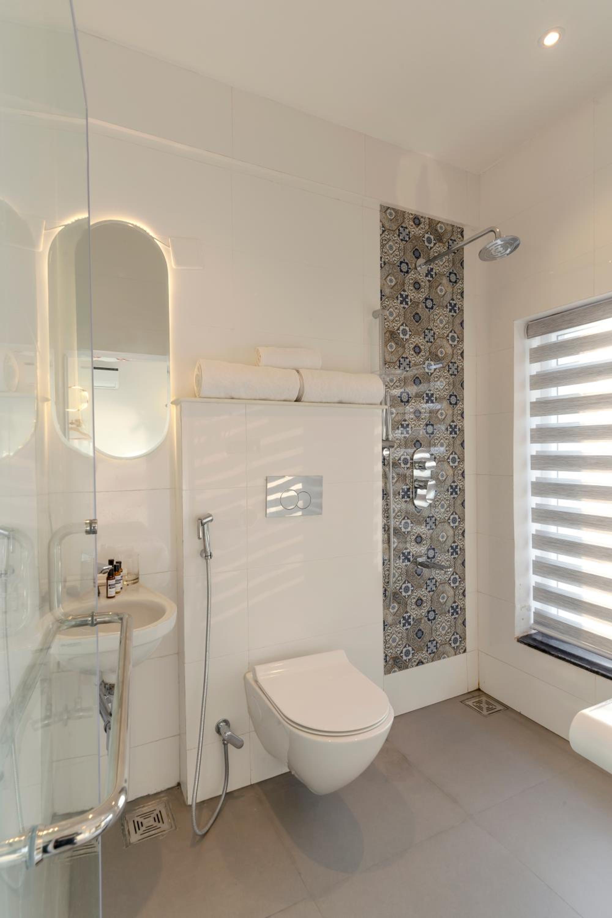 Deluxe Double Room with Lake View - Photo 3