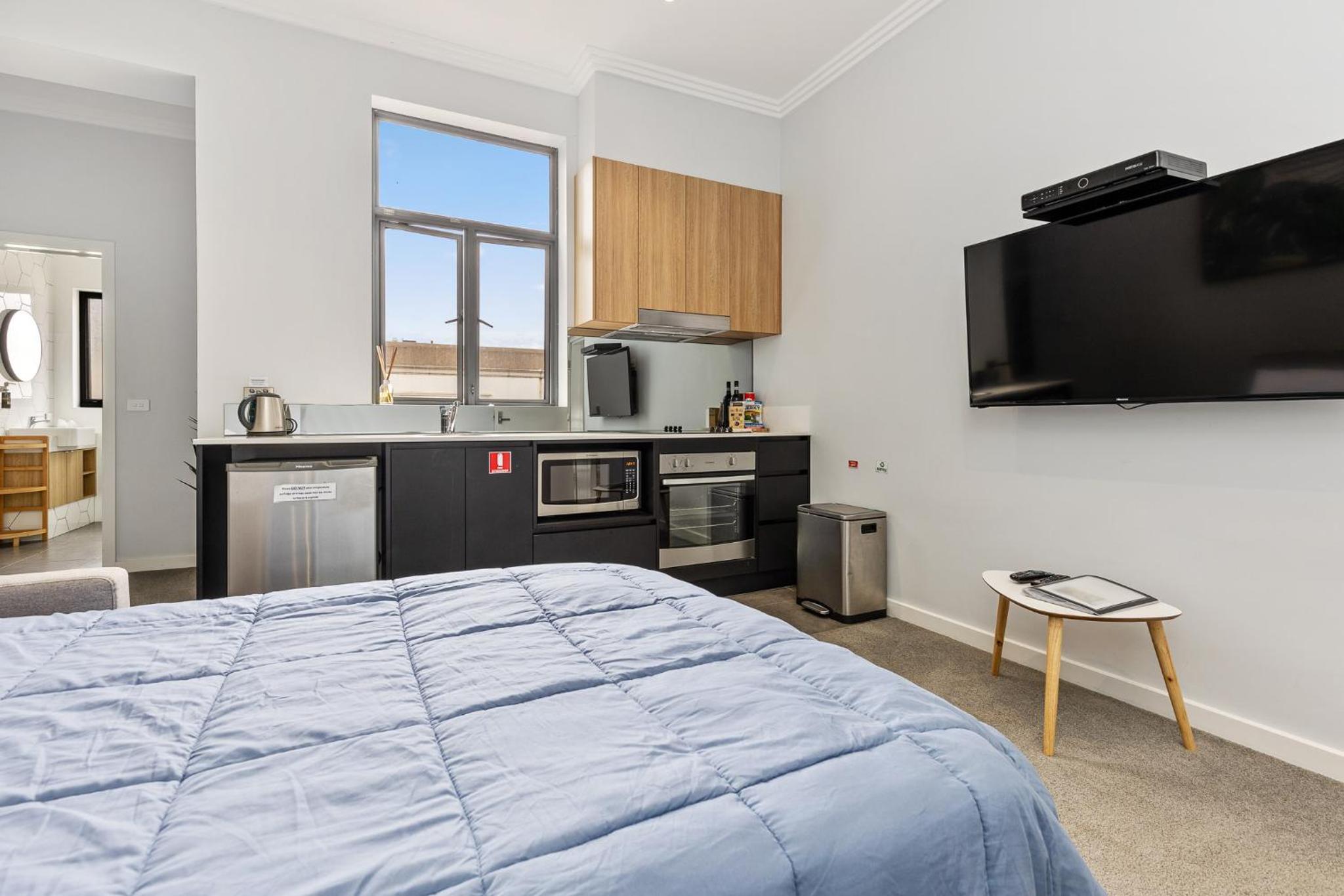 Deluxe King Suite photo 2