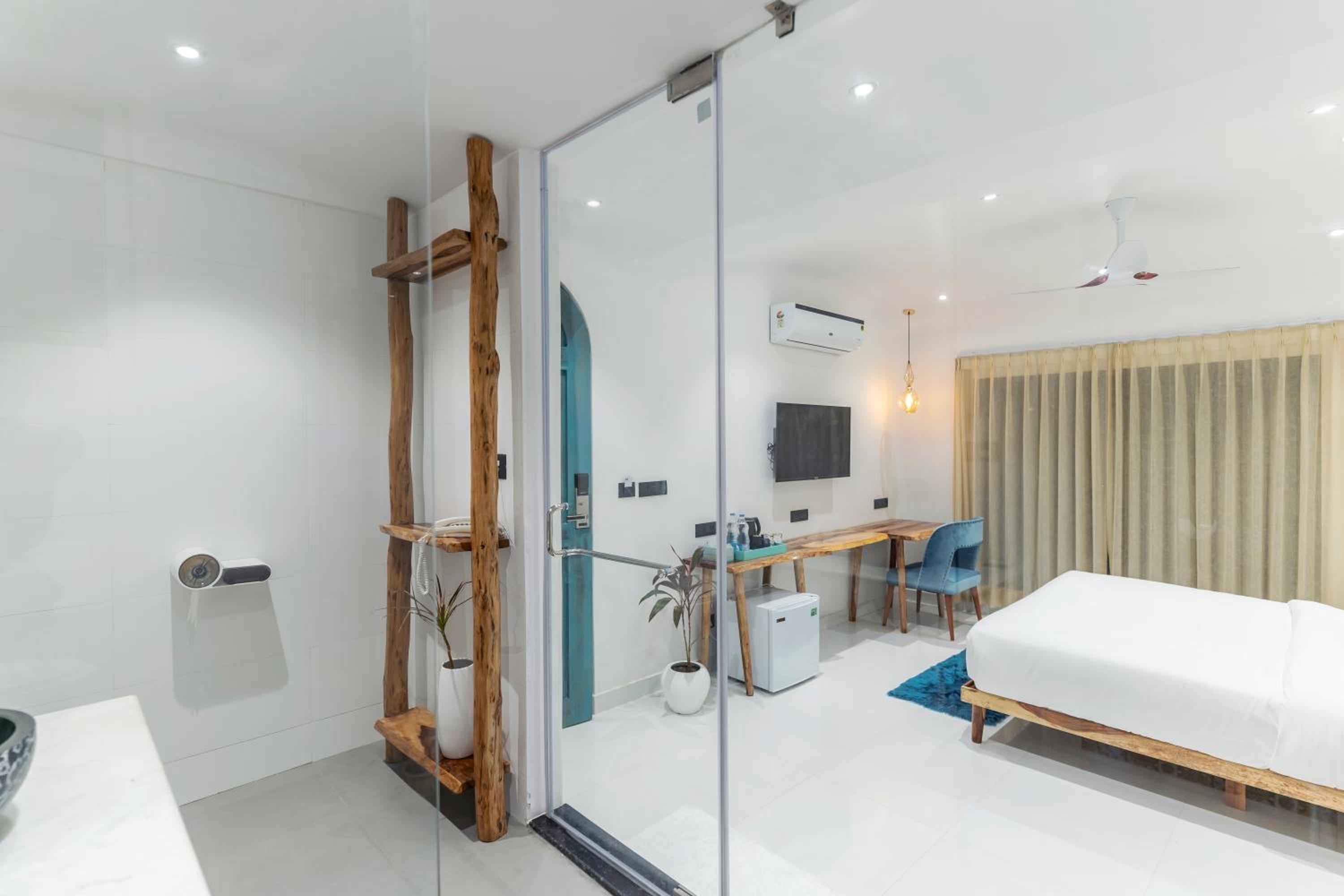 Superior Double Room with Lake View - Photo 6