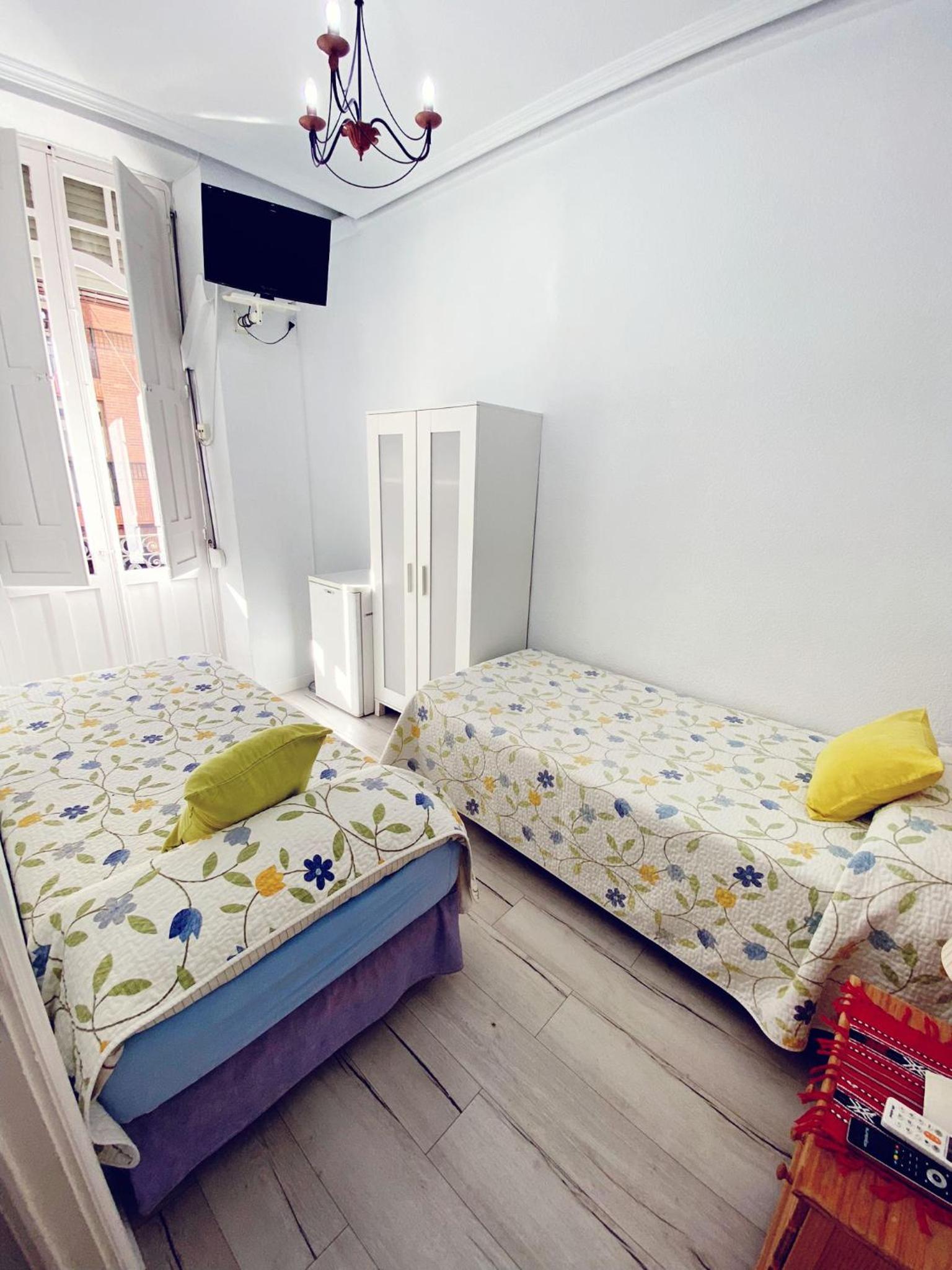 Quadruple Room with Private External Bathroom - Photo 5